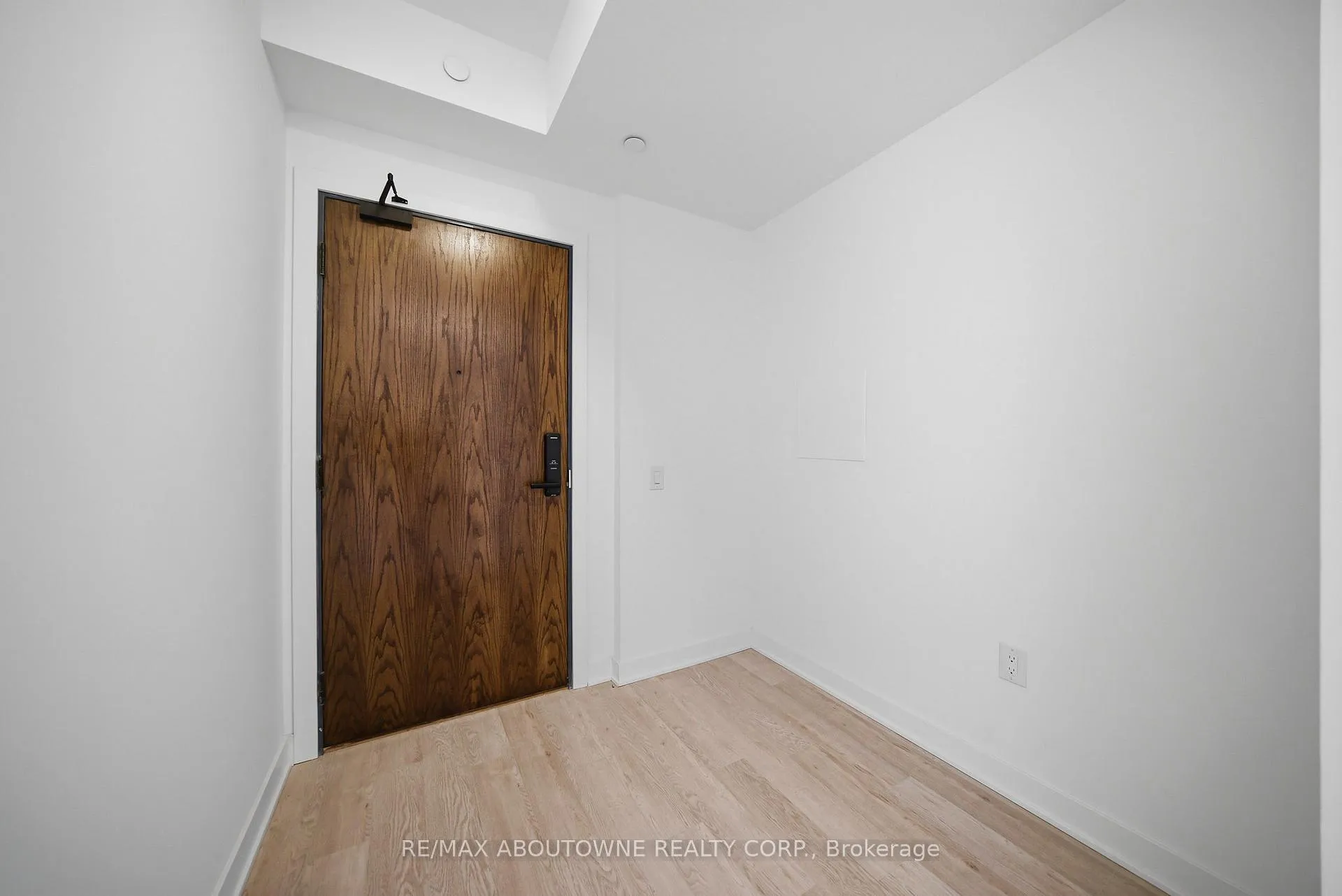 Photo 4 of Unit 516, 2782 Barton Street, Hamilton, Riverdale — HOMEH