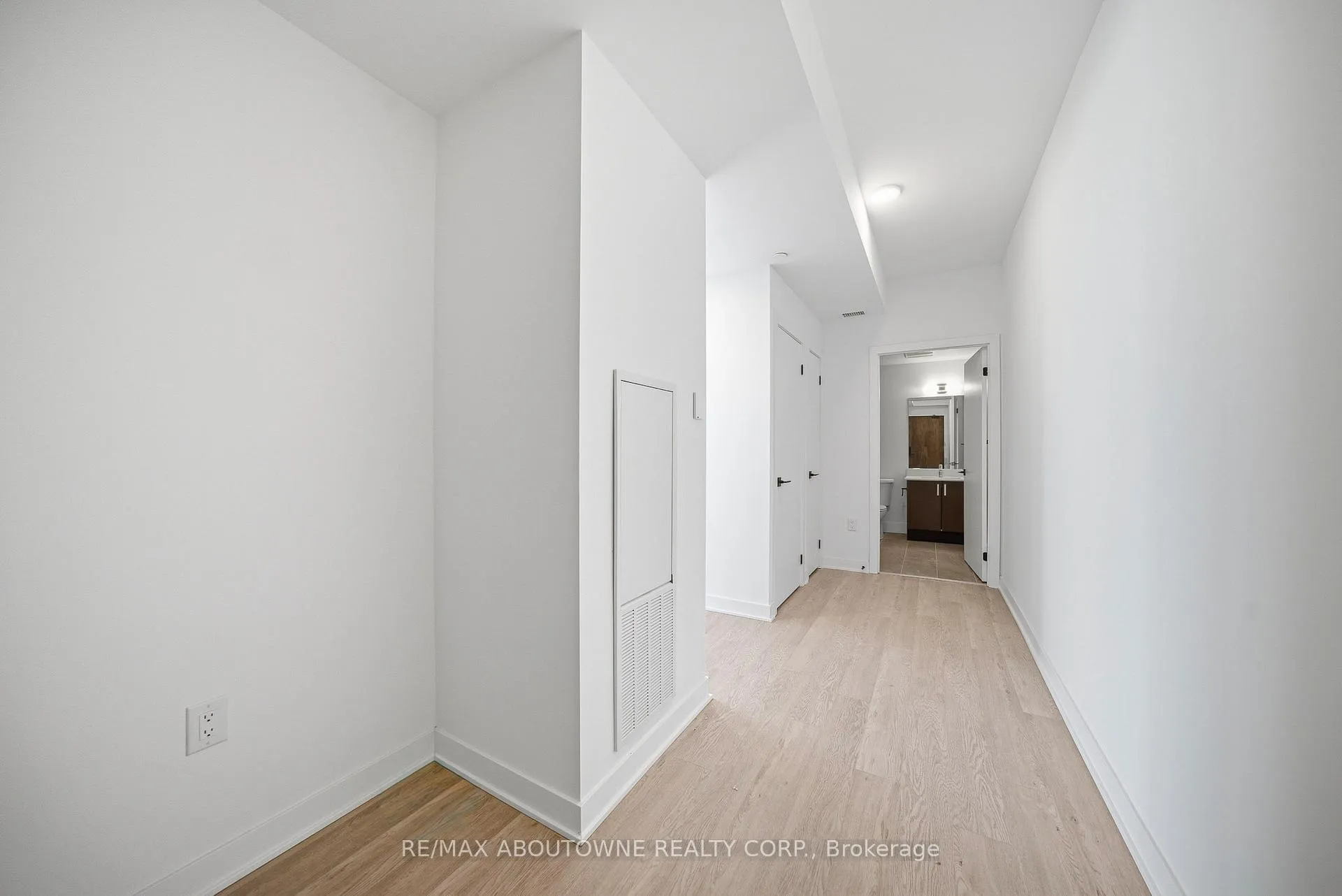 Photo 5 of Unit 516, 2782 Barton Street, Hamilton, Riverdale — HOMEH