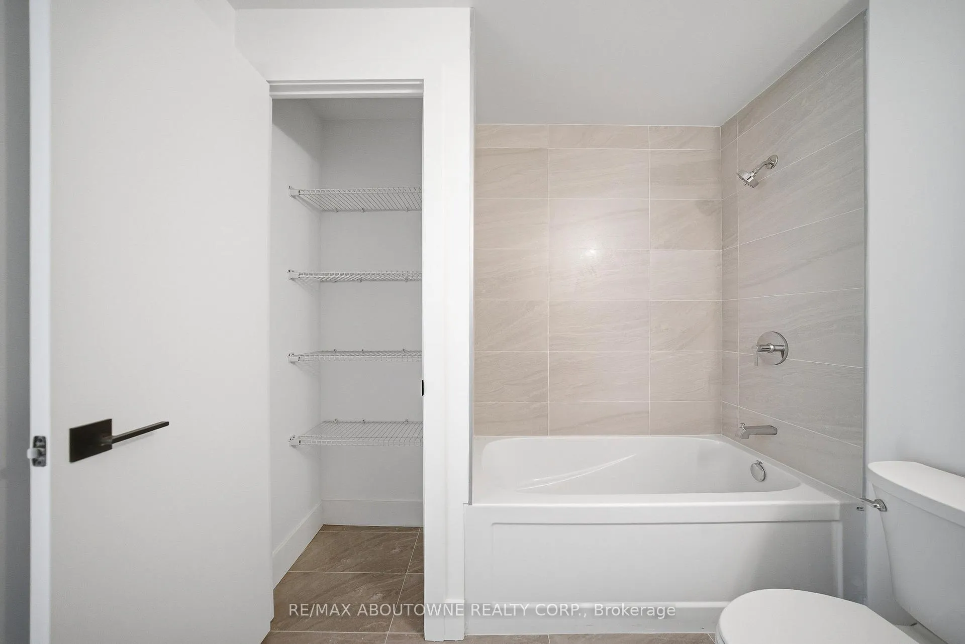 Photo 8 of Unit 516, 2782 Barton Street, Hamilton, Riverdale — HOMEH
