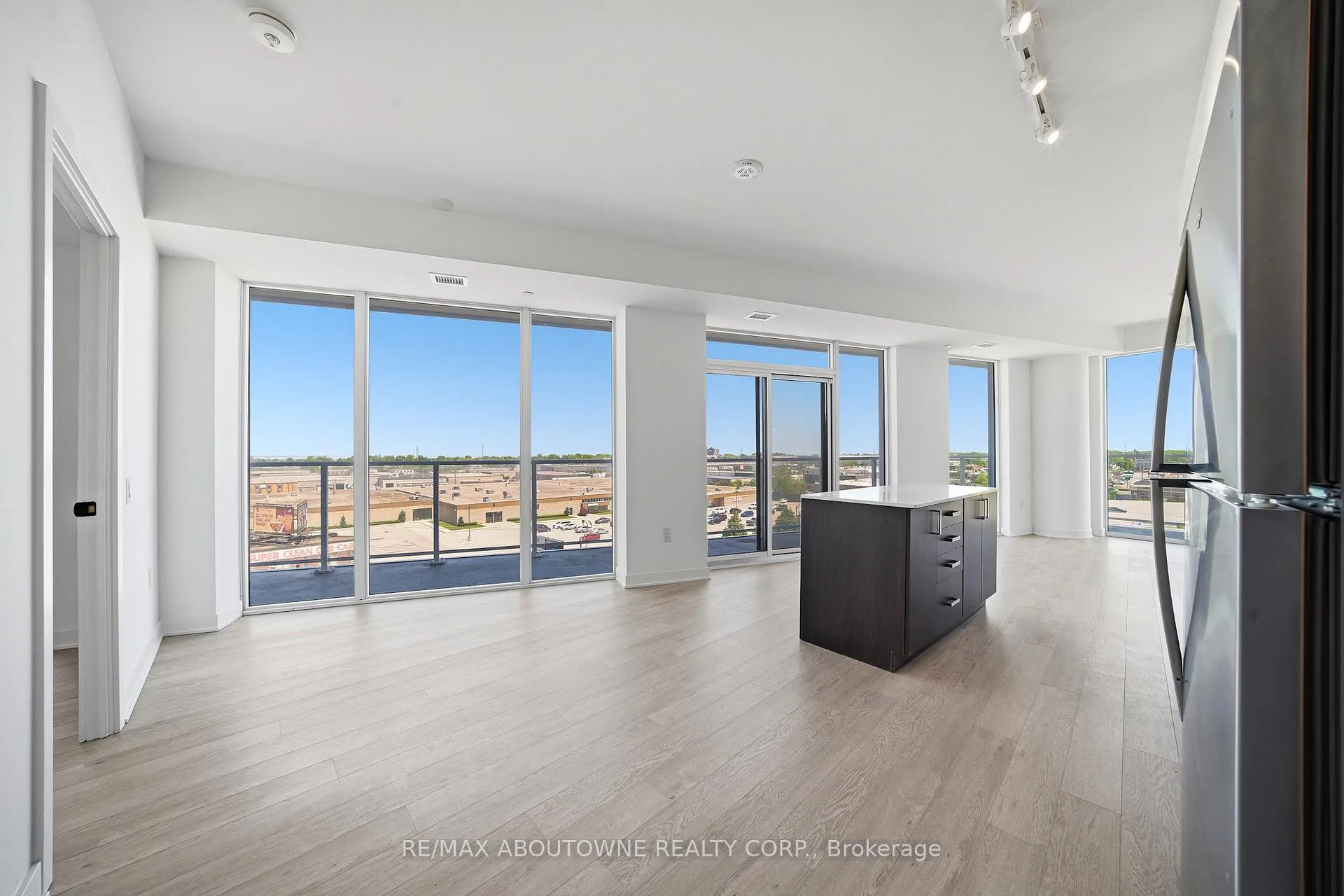 Photo 9 of Unit 516, 2782 Barton Street, Hamilton, Riverdale — HOMEH