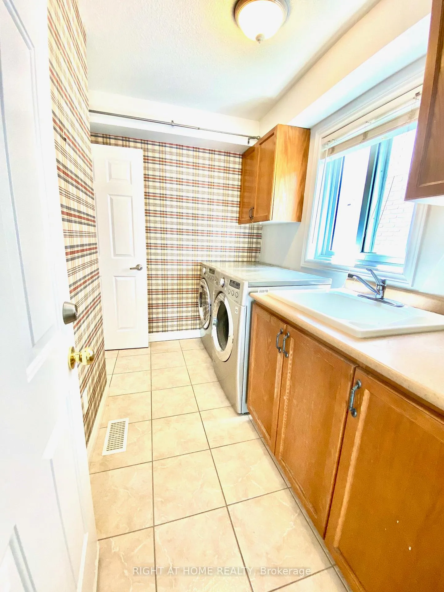 Photo 24 of Unit UPPER, 138 Apple Ridge Drive, Kitchener — HOMEH