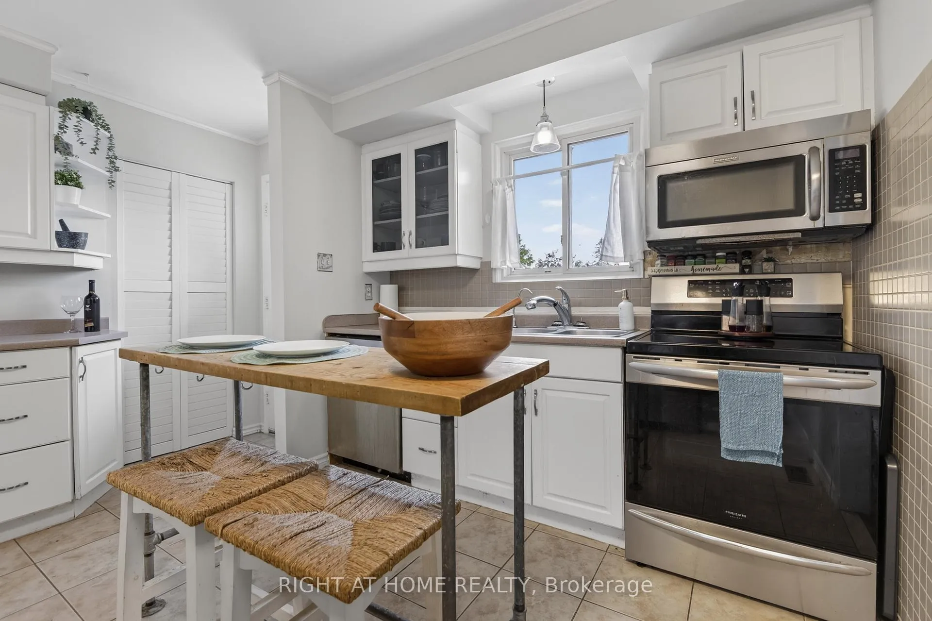 Photo 24 of 277 Pine Street, Barrie, Bayshore — HOMEH