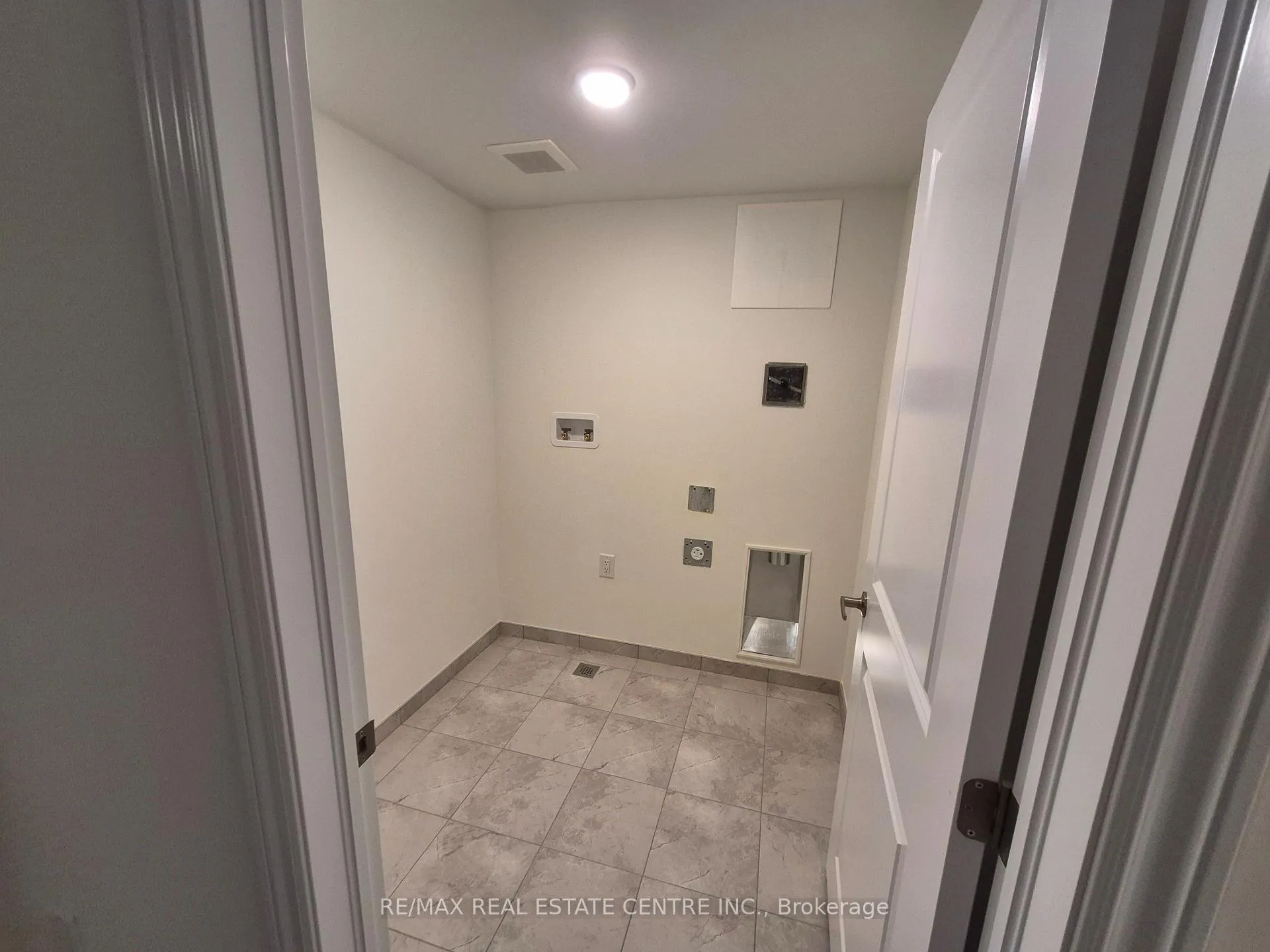 Photo 21 of 51 Thornbird Crescent, Brampton, Northwest Brampton — HOMEH