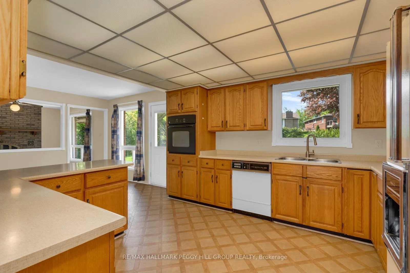 Photo 5 of 19 Murray Street, Barrie, Allandale Heights — HOMEH