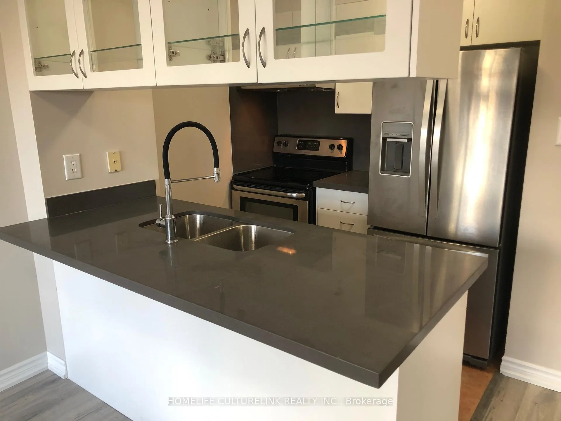 Photo 4 of Unit 801, 889 Bay Street, Toronto, Bay Street Corridor — HOMEH