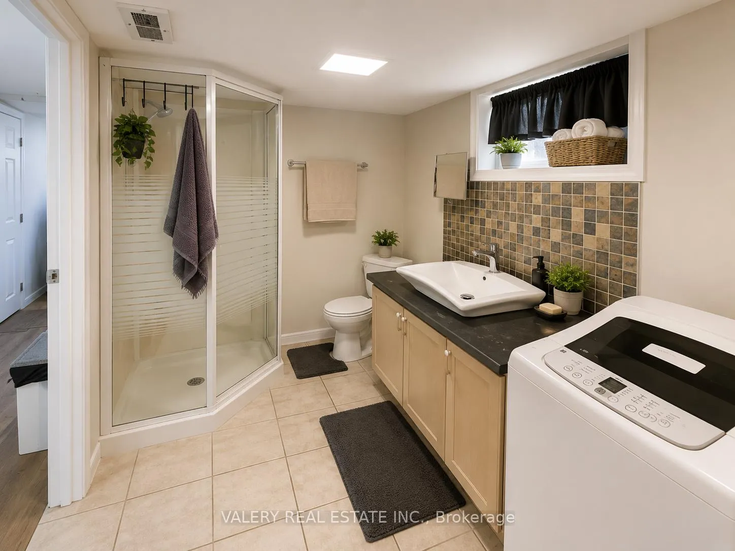 Photo 8 of Unit 2, 374 Edmonton Street E, London, East H — HOMEH