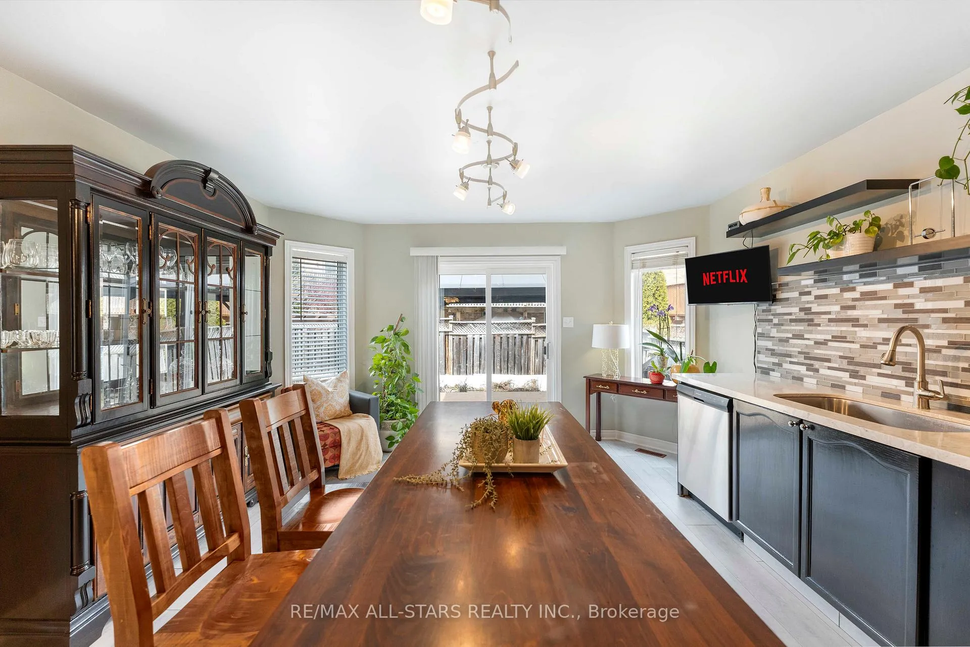 Photo 9 of 18 Reddenhurst Crescent, Georgina, Keswick South — HOMEH