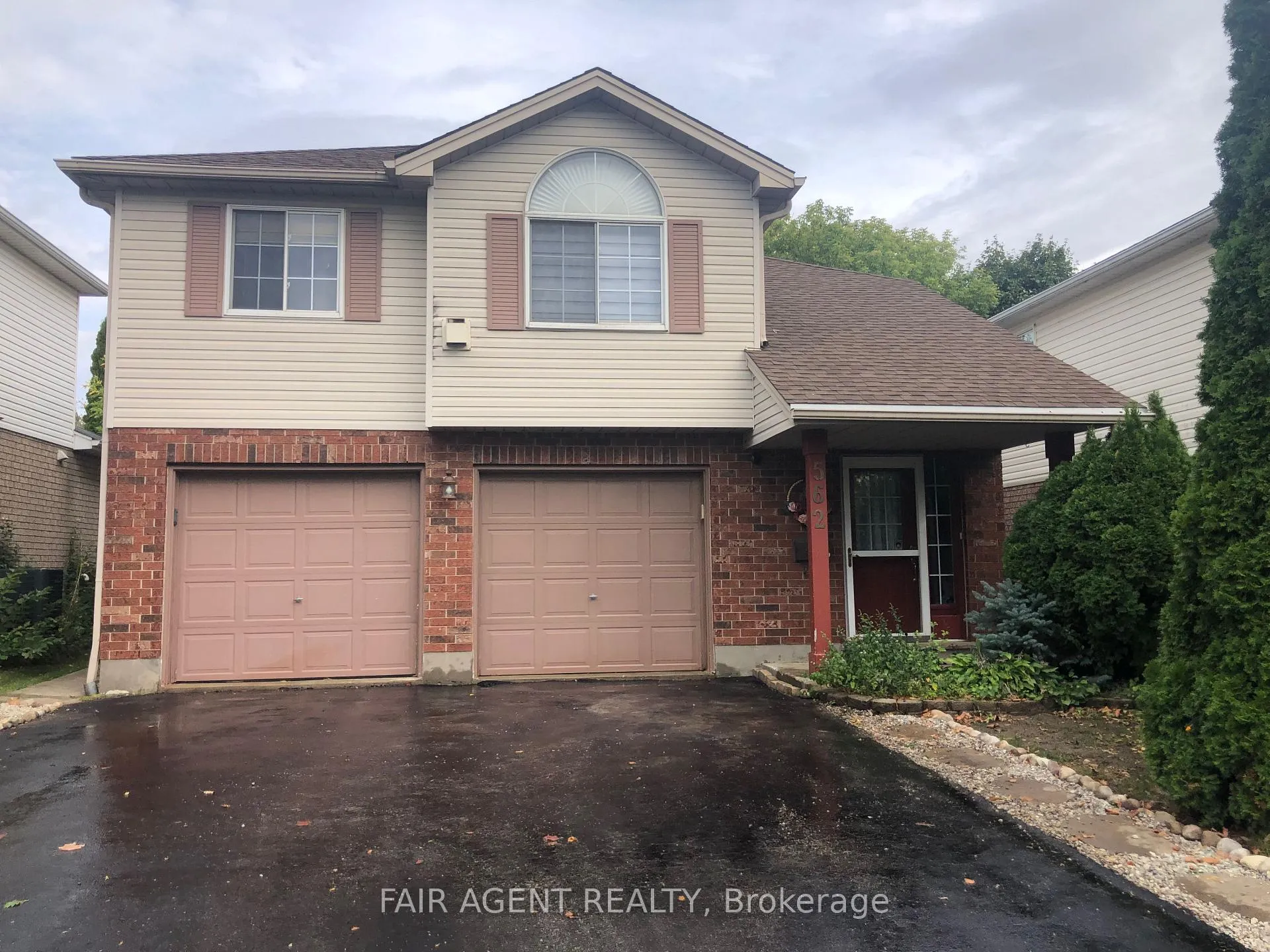 Photo 1 of 562 Erinbrook Drive, Kitchener, Country Hills West — HOMEH