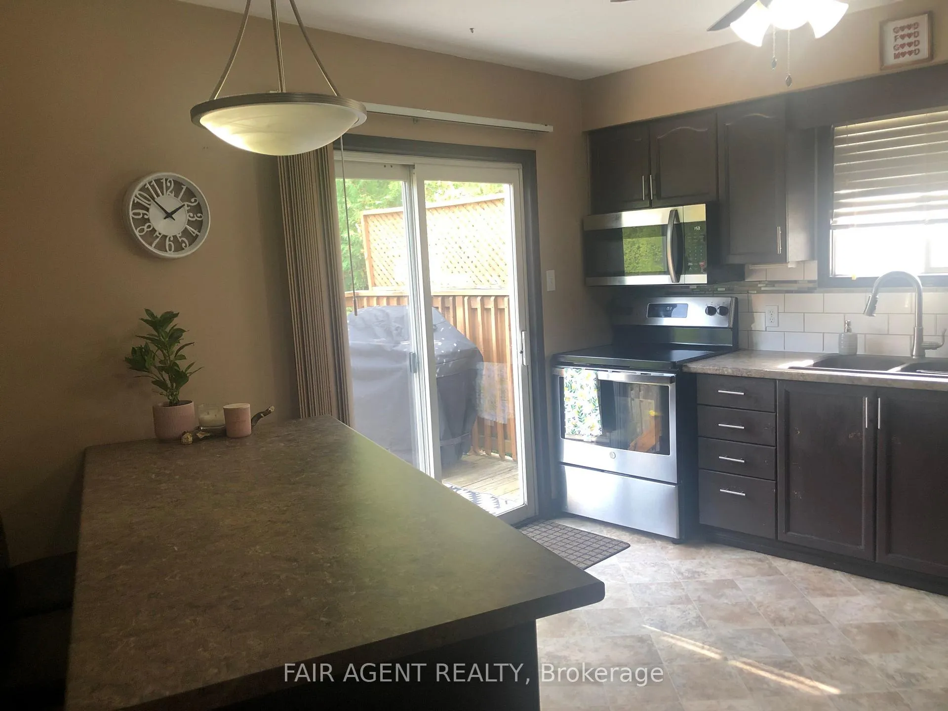 Photo 15 of 562 Erinbrook Drive, Kitchener, Country Hills West — HOMEH