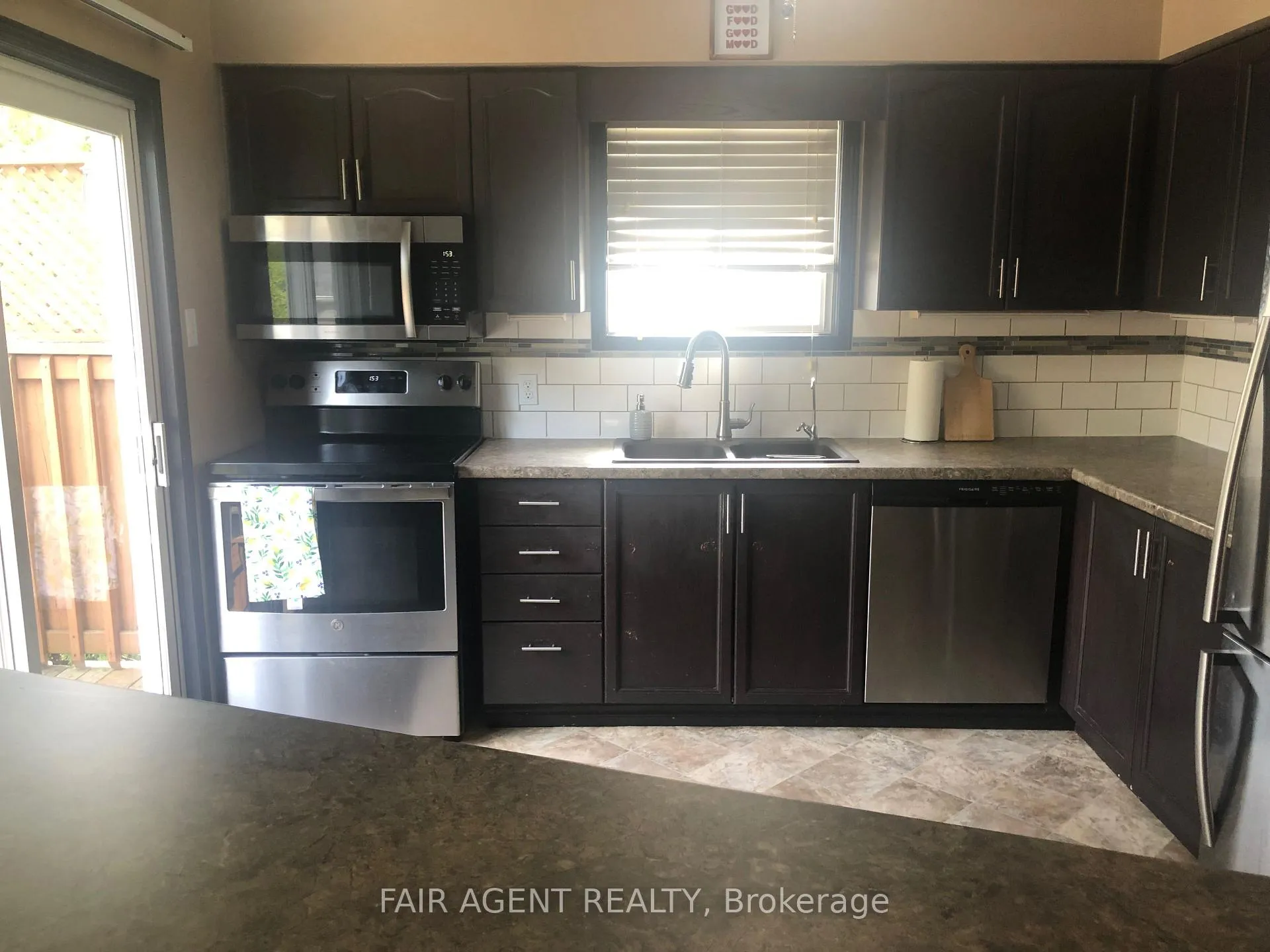 Photo 16 of 562 Erinbrook Drive, Kitchener, Country Hills West — HOMEH