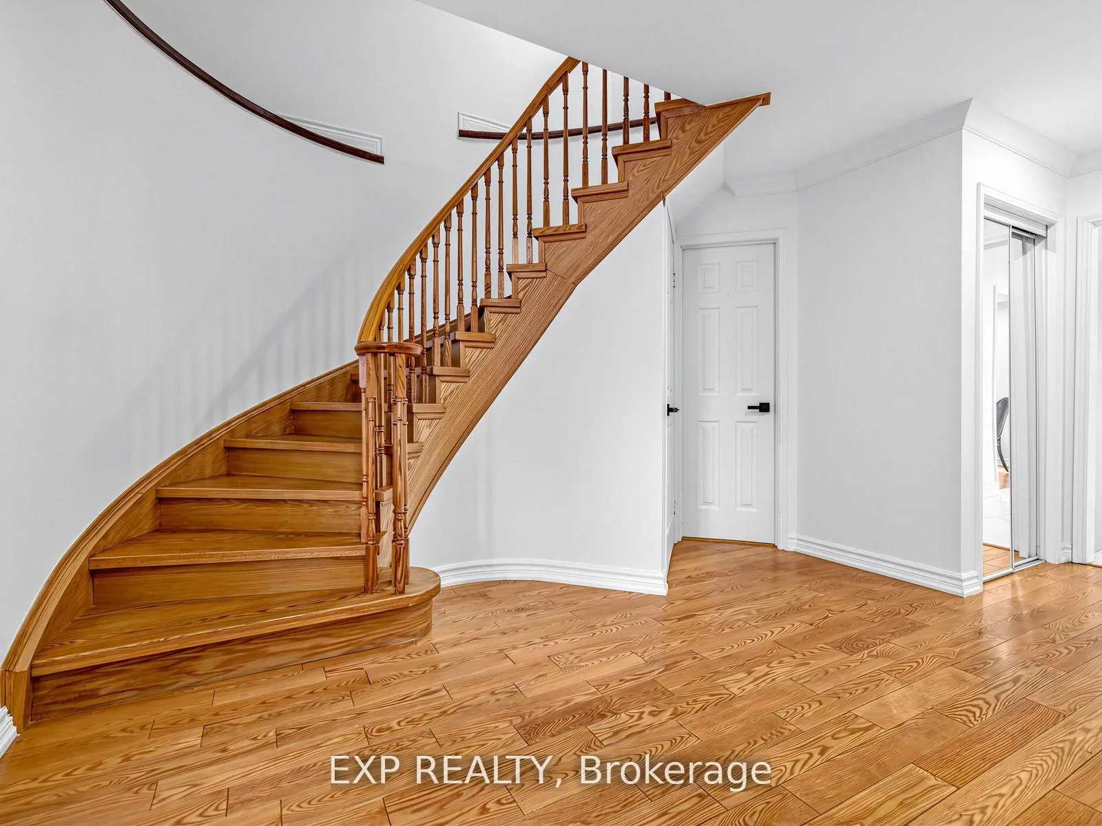 Photo 3 of 125 Green Bush Crescent, Vaughan, Crestwood-Springfarm-Yorkhill — HOMEH