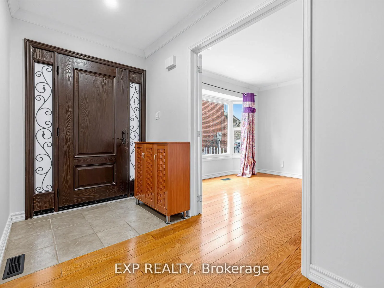 Photo 4 of 125 Green Bush Crescent, Vaughan, Crestwood-Springfarm-Yorkhill — HOMEH
