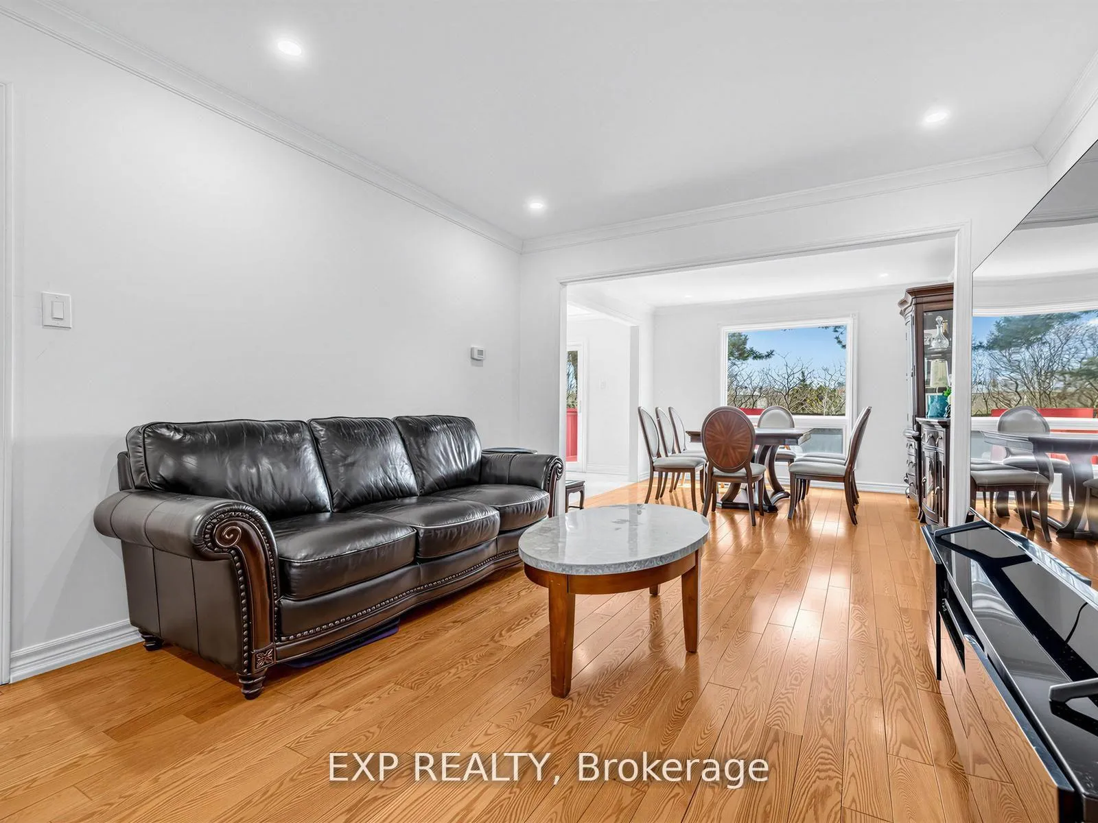 Photo 8 of 125 Green Bush Crescent, Vaughan, Crestwood-Springfarm-Yorkhill — HOMEH