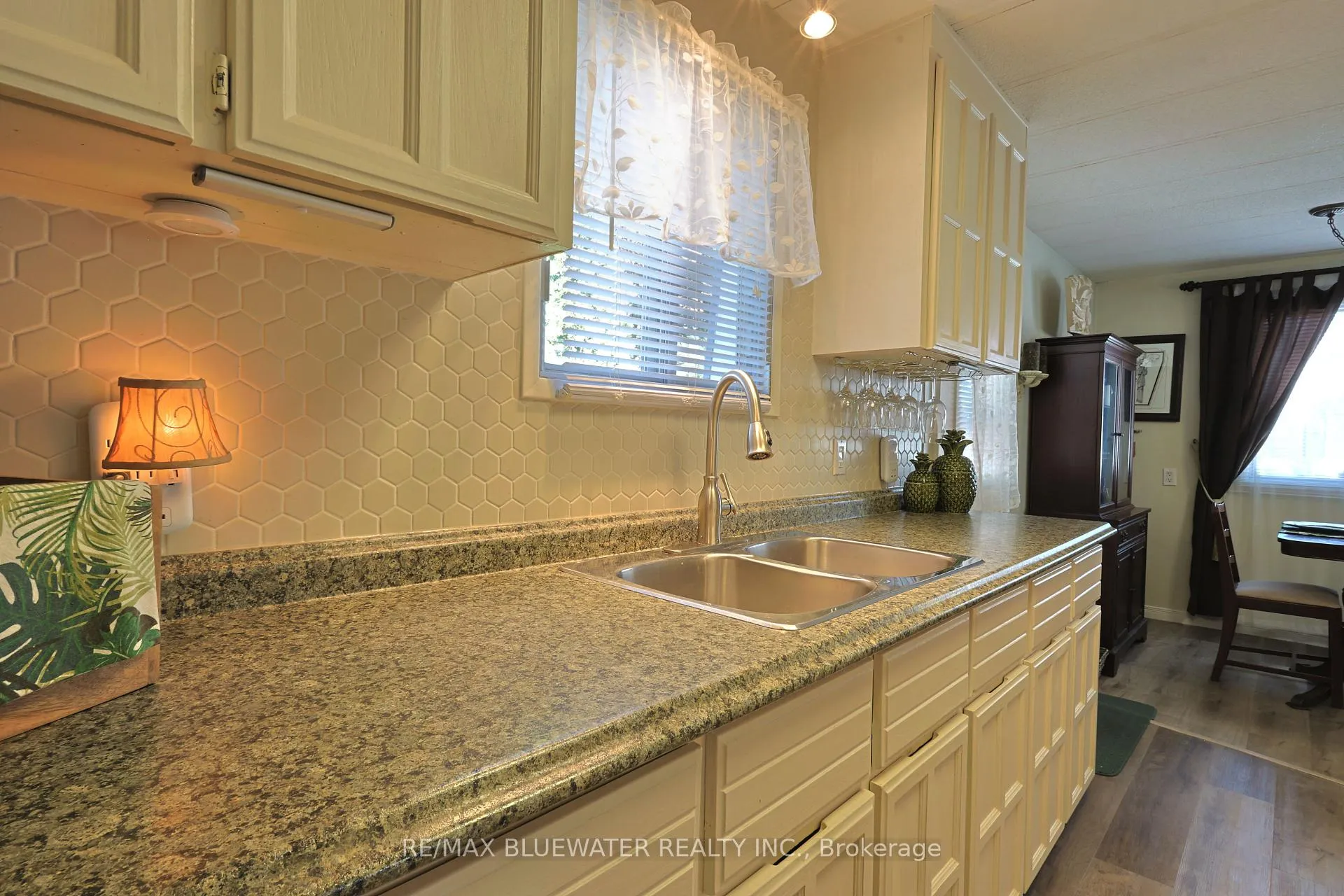 Photo 17 of 208 Biltmore Drive, South Huron, Stephen — HOMEH