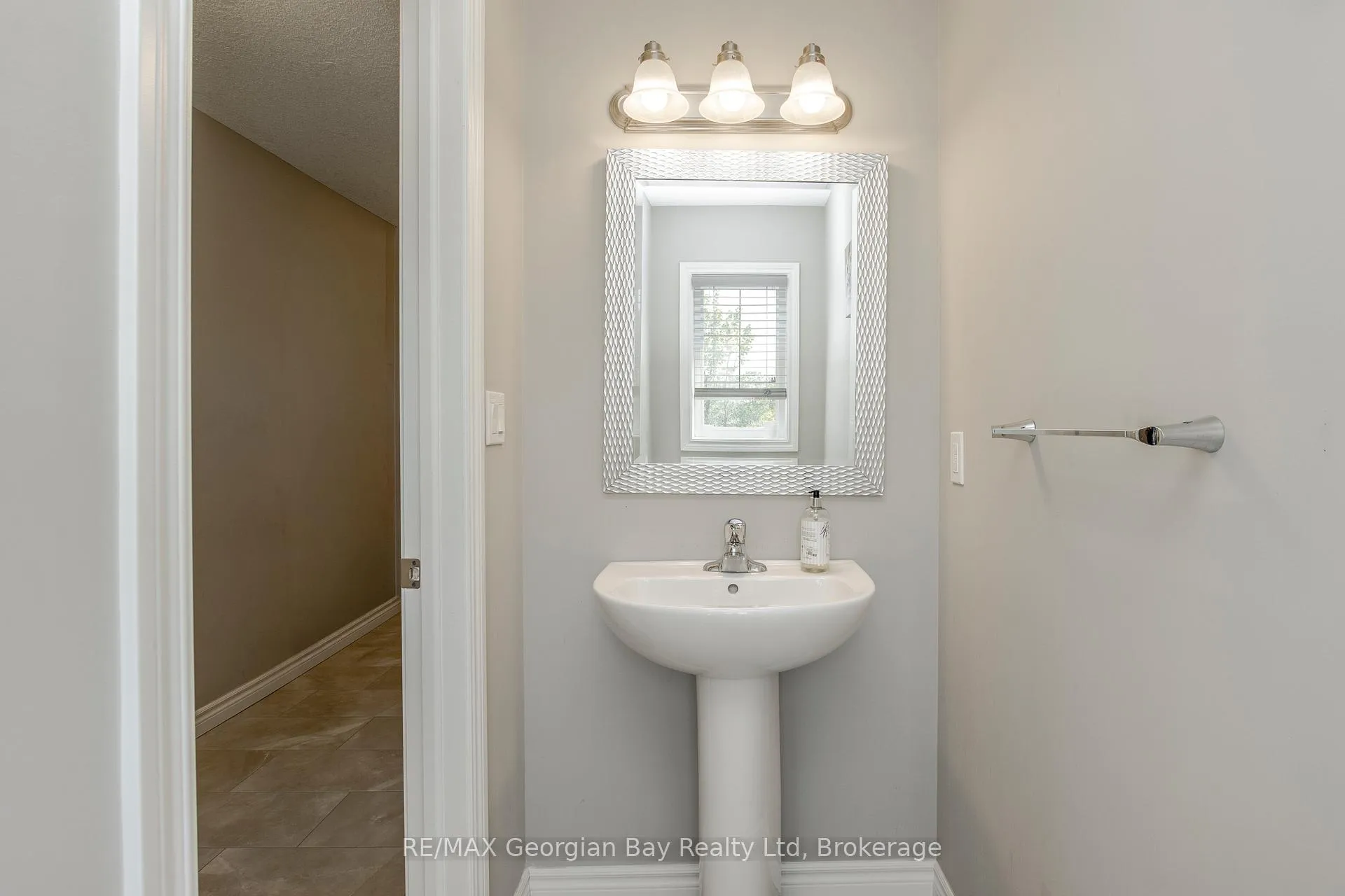 Photo 3 of 956 Cook Drive, Midland — HOMEH