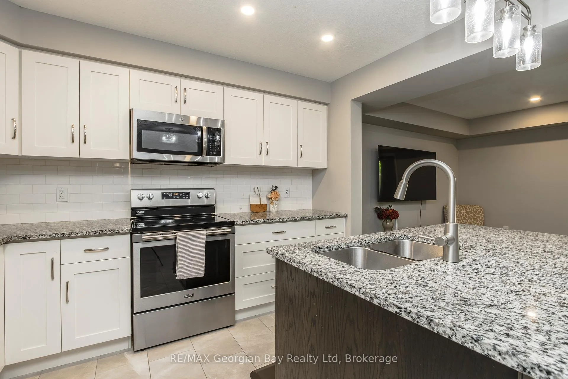 Photo 5 of 956 Cook Drive, Midland — HOMEH