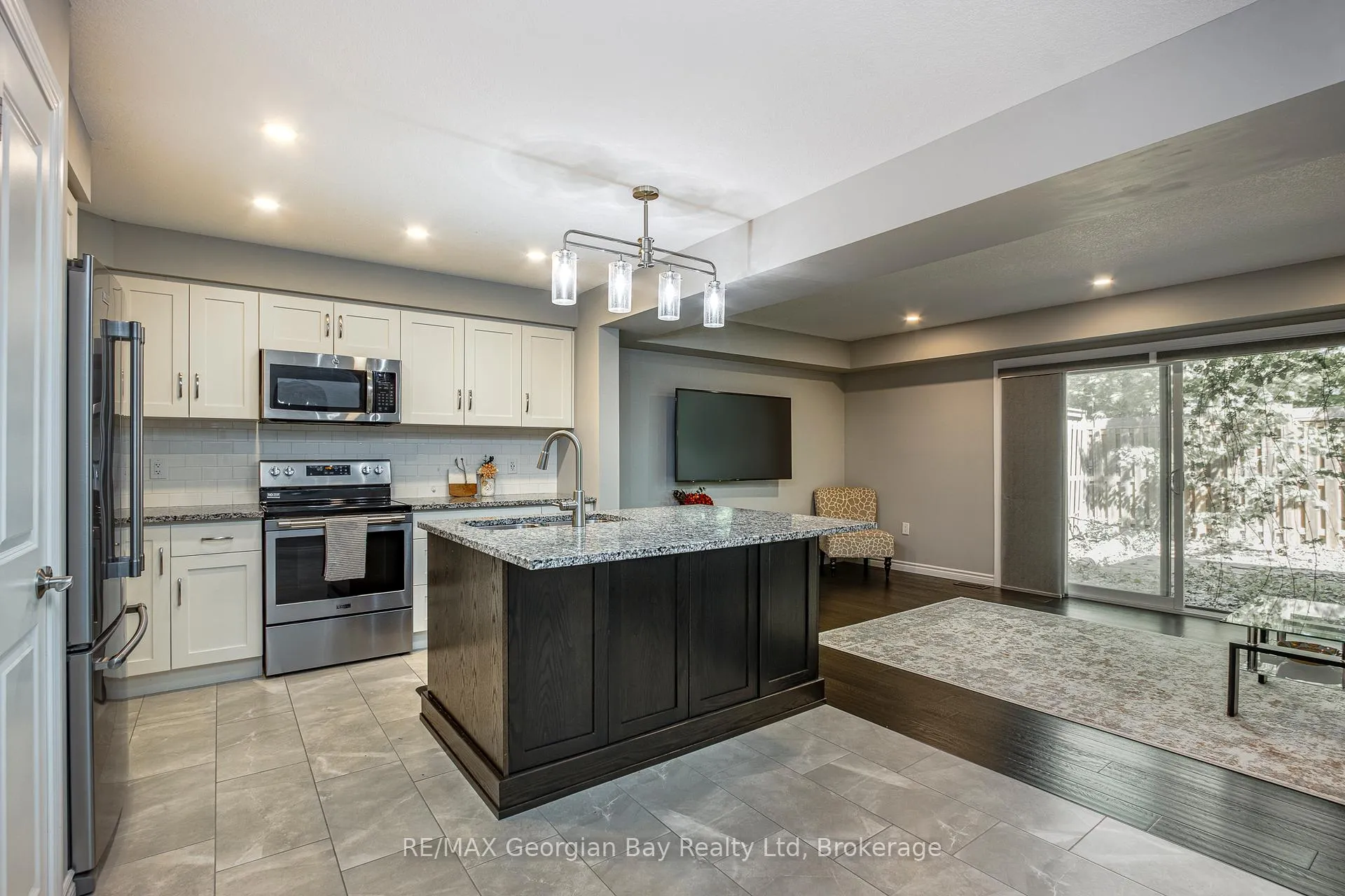 Photo 7 of 956 Cook Drive, Midland — HOMEH