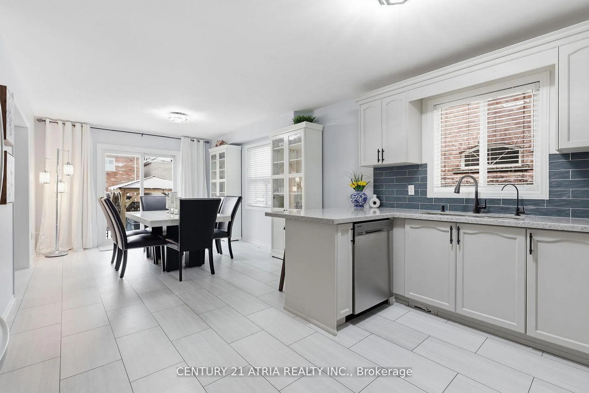 Photo 5 of 18 Abbott Avenue, Aurora, Bayview Northeast — HOMEH