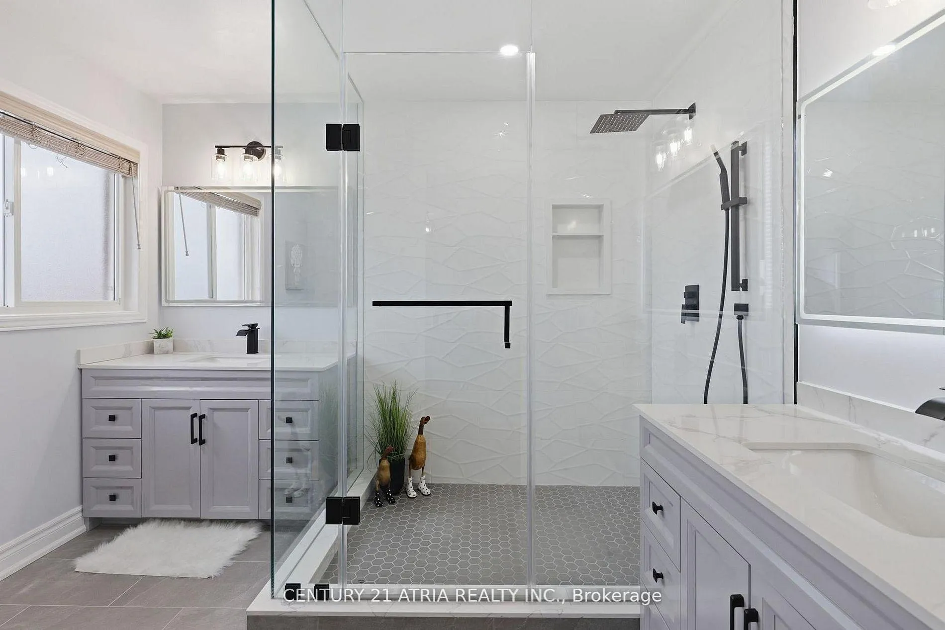 Photo 11 of 18 Abbott Avenue, Aurora, Bayview Northeast — HOMEH