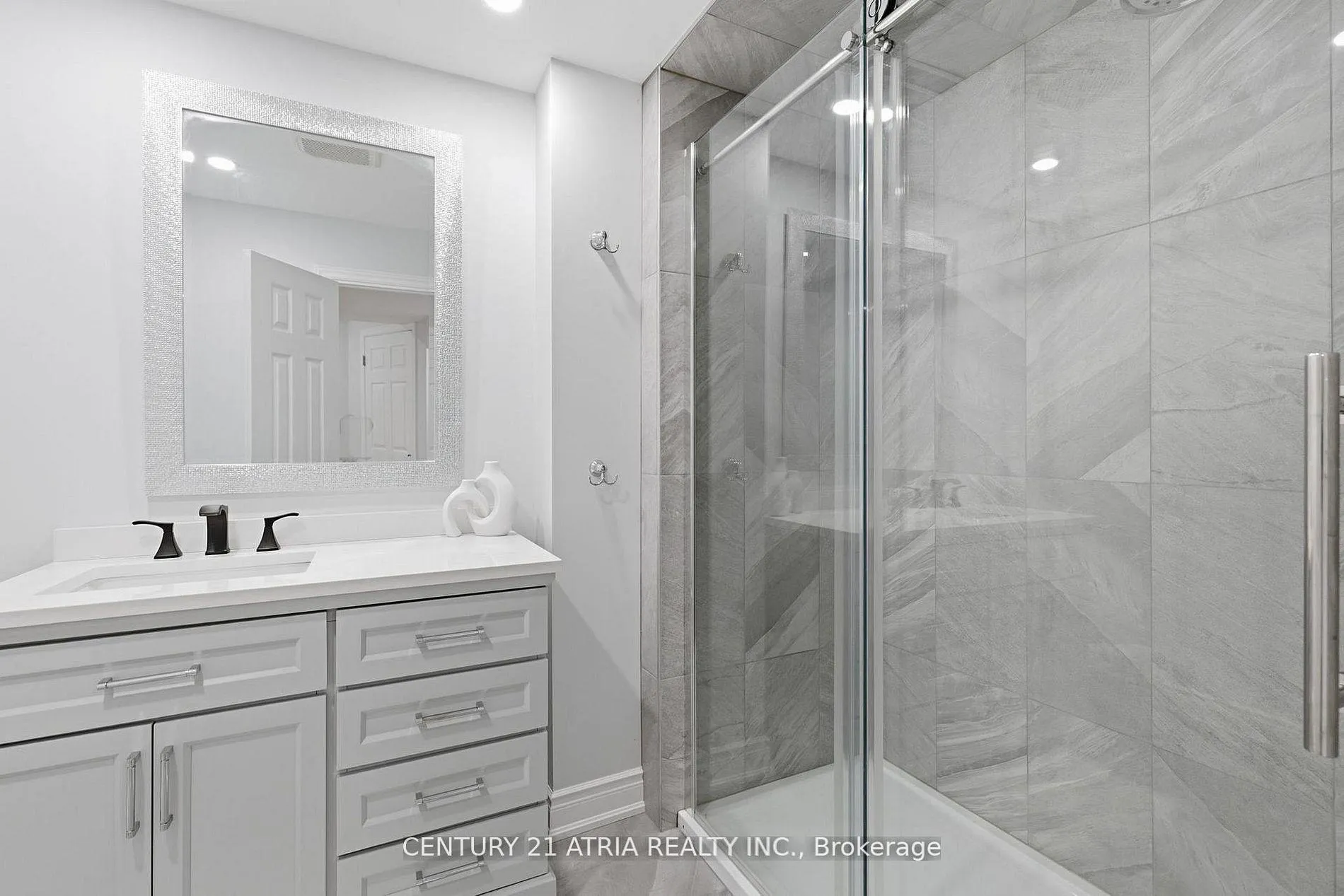 Photo 21 of 18 Abbott Avenue, Aurora, Bayview Northeast — HOMEH