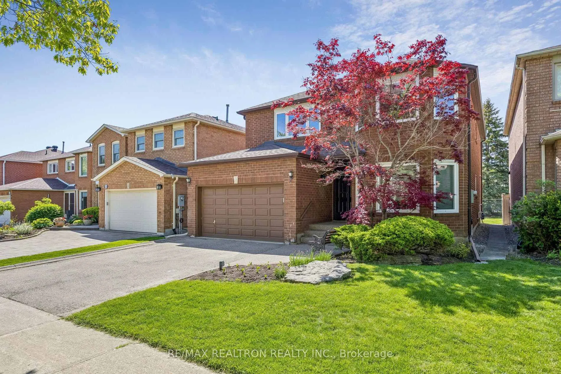 Photo 2 of 37 Dundurn Crescent, Vaughan, Uplands — HOMEH