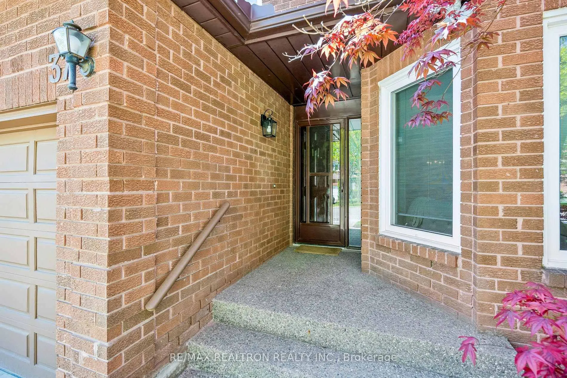 Photo 3 of 37 Dundurn Crescent, Vaughan, Uplands — HOMEH