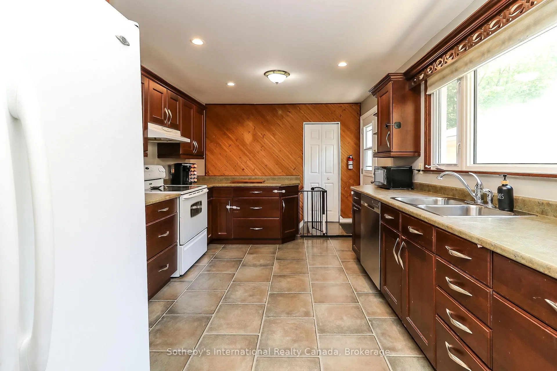Photo 16 of 33 Parkwood Drive, Wasaga Beach — HOMEH
