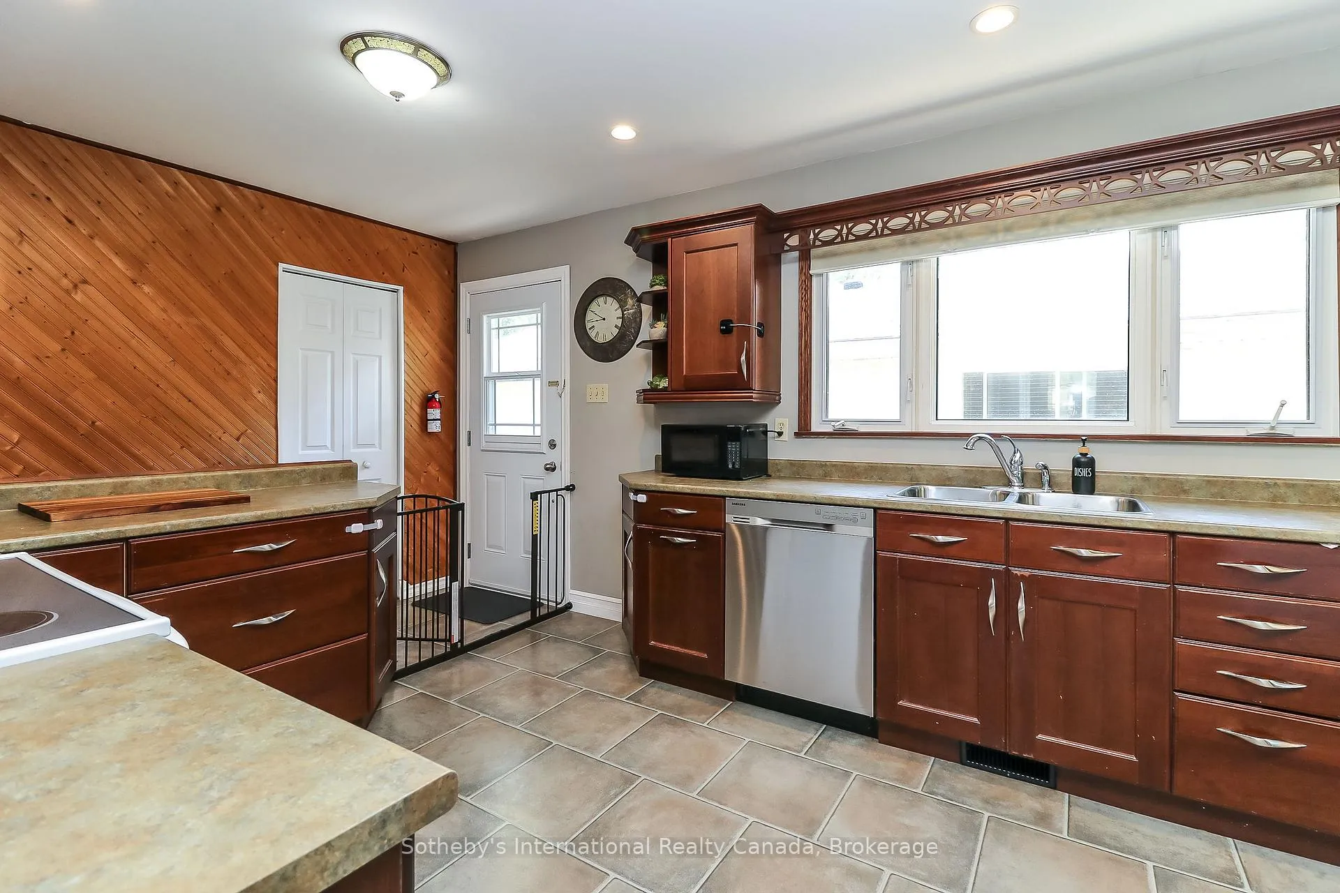Photo 17 of 33 Parkwood Drive, Wasaga Beach — HOMEH