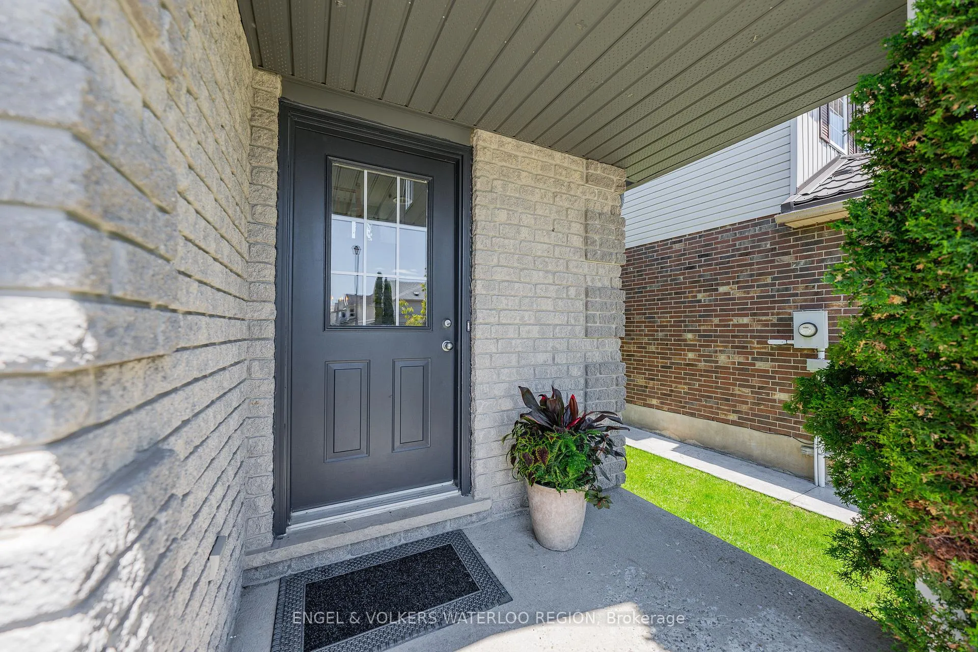 Photo 3 of 857 Brandenburg Boulevard, Waterloo — HOMEH