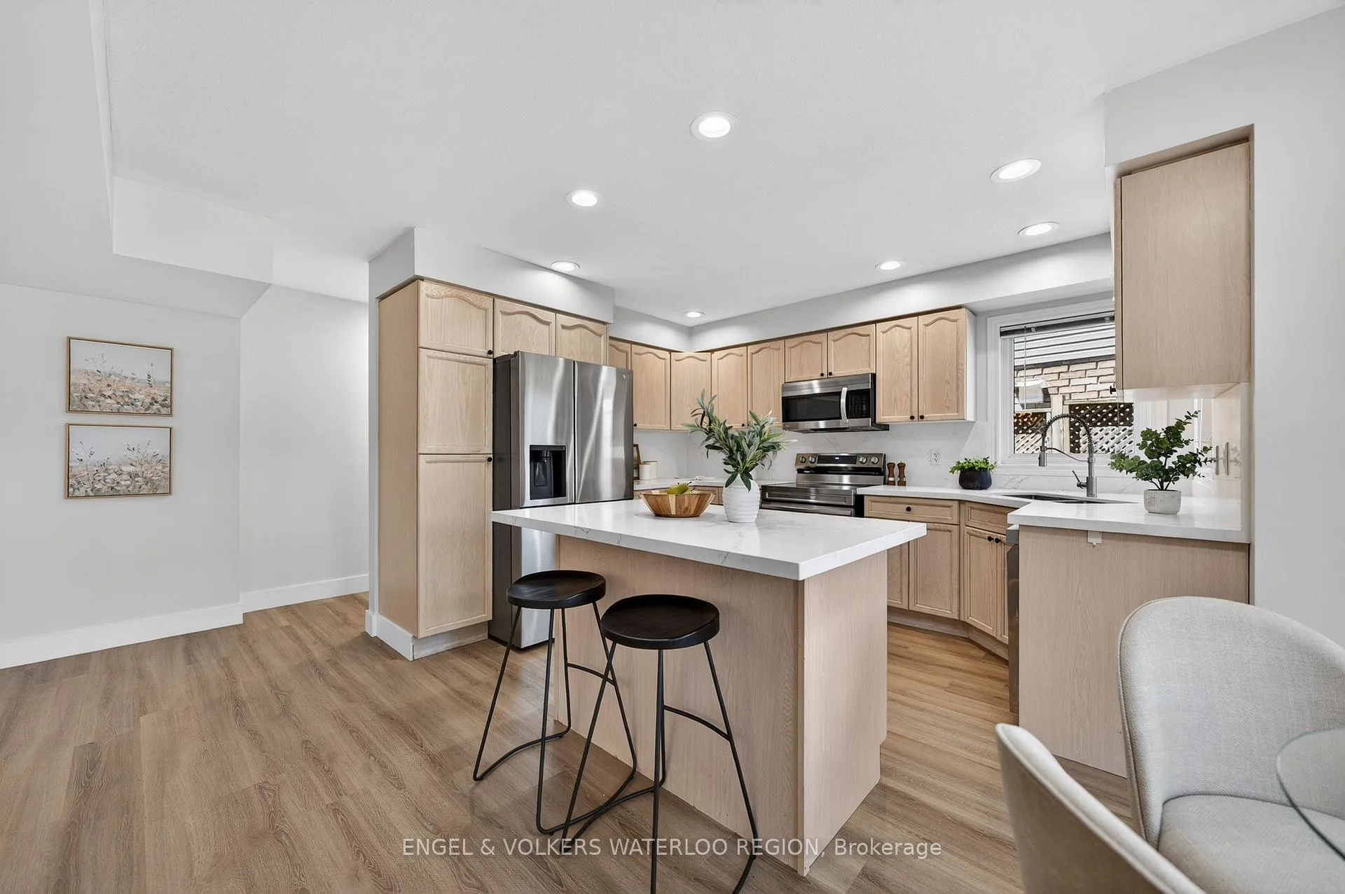 Photo 16 of 857 Brandenburg Boulevard, Waterloo — HOMEH