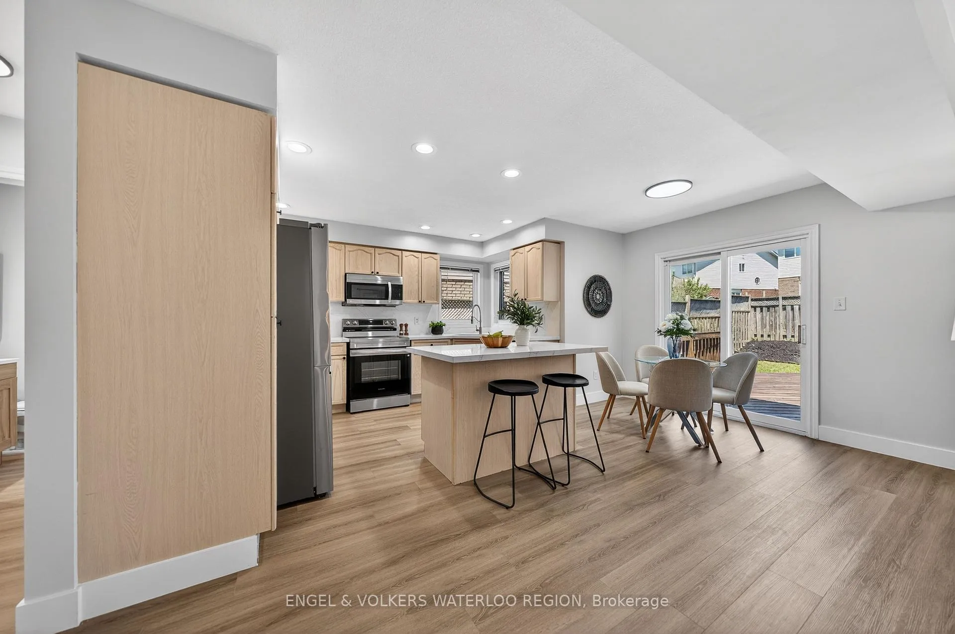 Photo 18 of 857 Brandenburg Boulevard, Waterloo — HOMEH