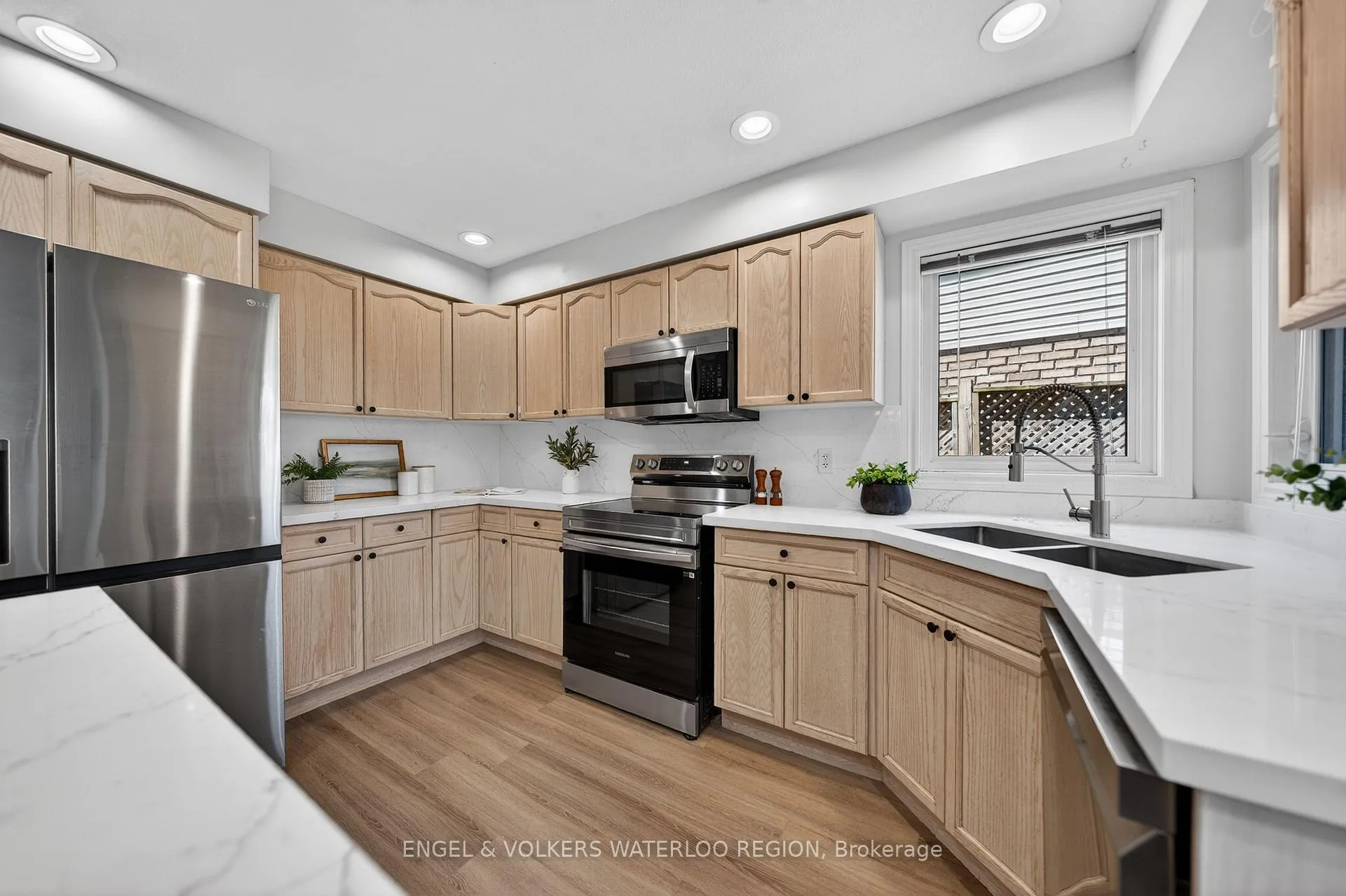 Photo 22 of 857 Brandenburg Boulevard, Waterloo — HOMEH