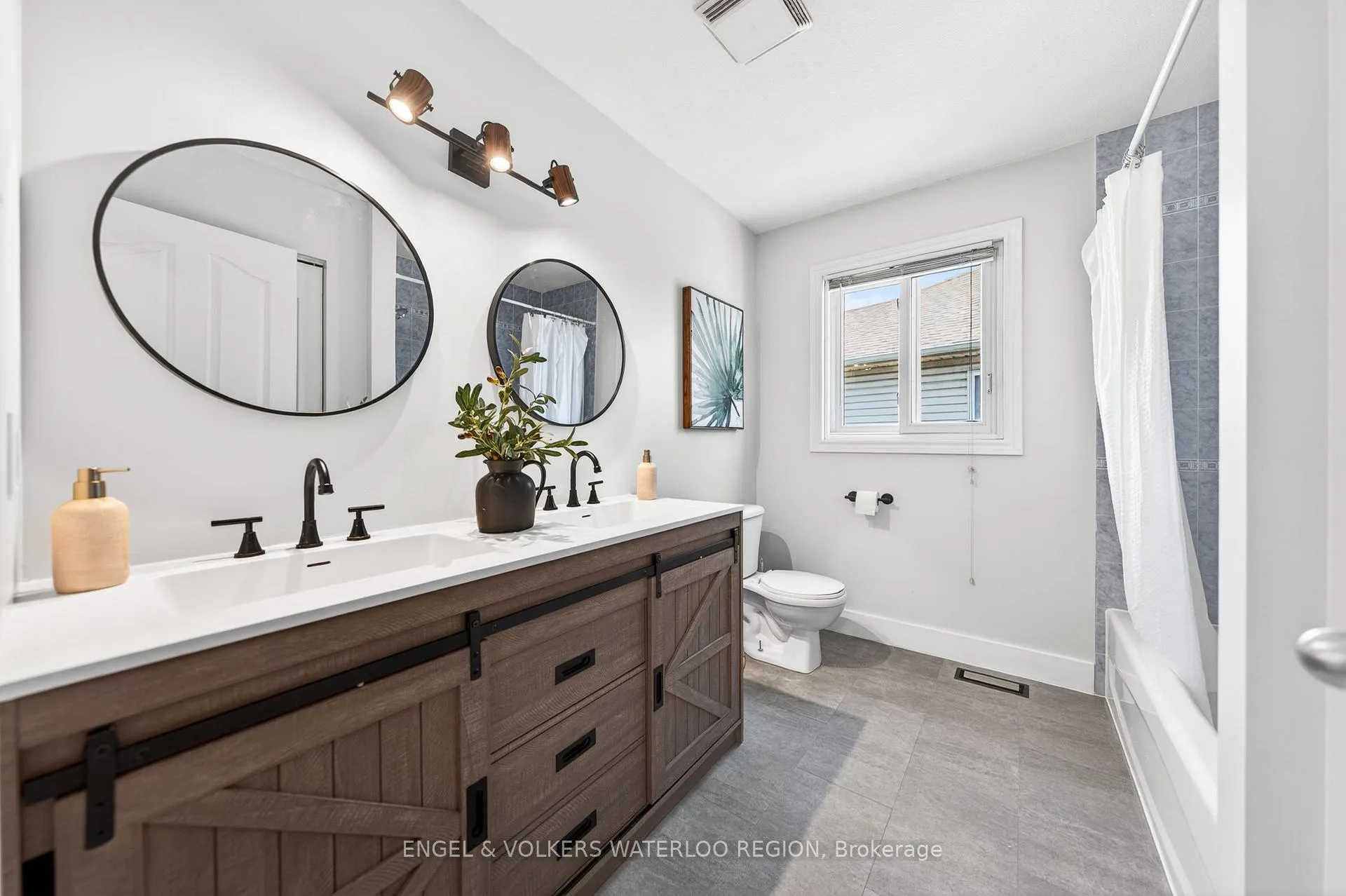 Photo 39 of 857 Brandenburg Boulevard, Waterloo — HOMEH