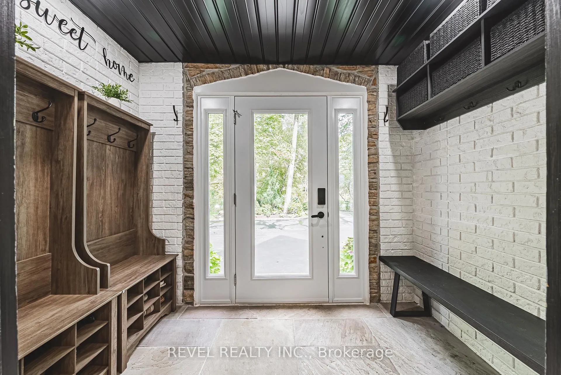 Photo 2 of 45 Golf Club Road, Hamilton, Rural Glanbrook — HOMEH