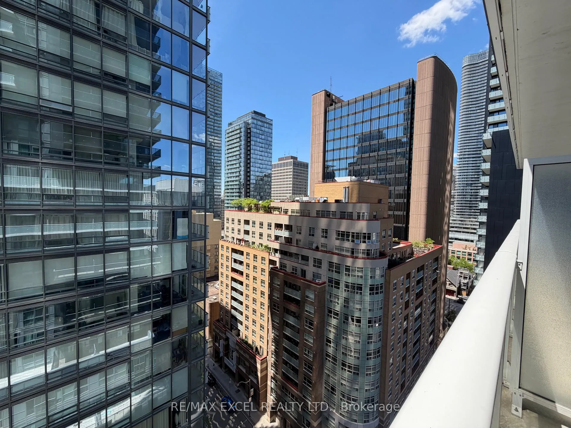 Photo 4 of Unit 1802, 7 Grenville Street, Toronto, Bay Street Corridor — HOMEH
