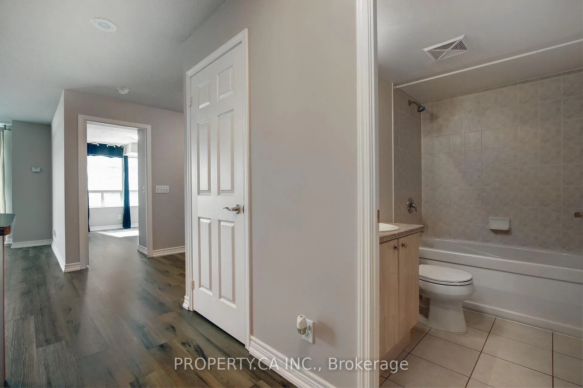 Photo 2 of Unit 905, 30 Grand Trunk Crescent, Toronto, Waterfront Communities — HOMEH