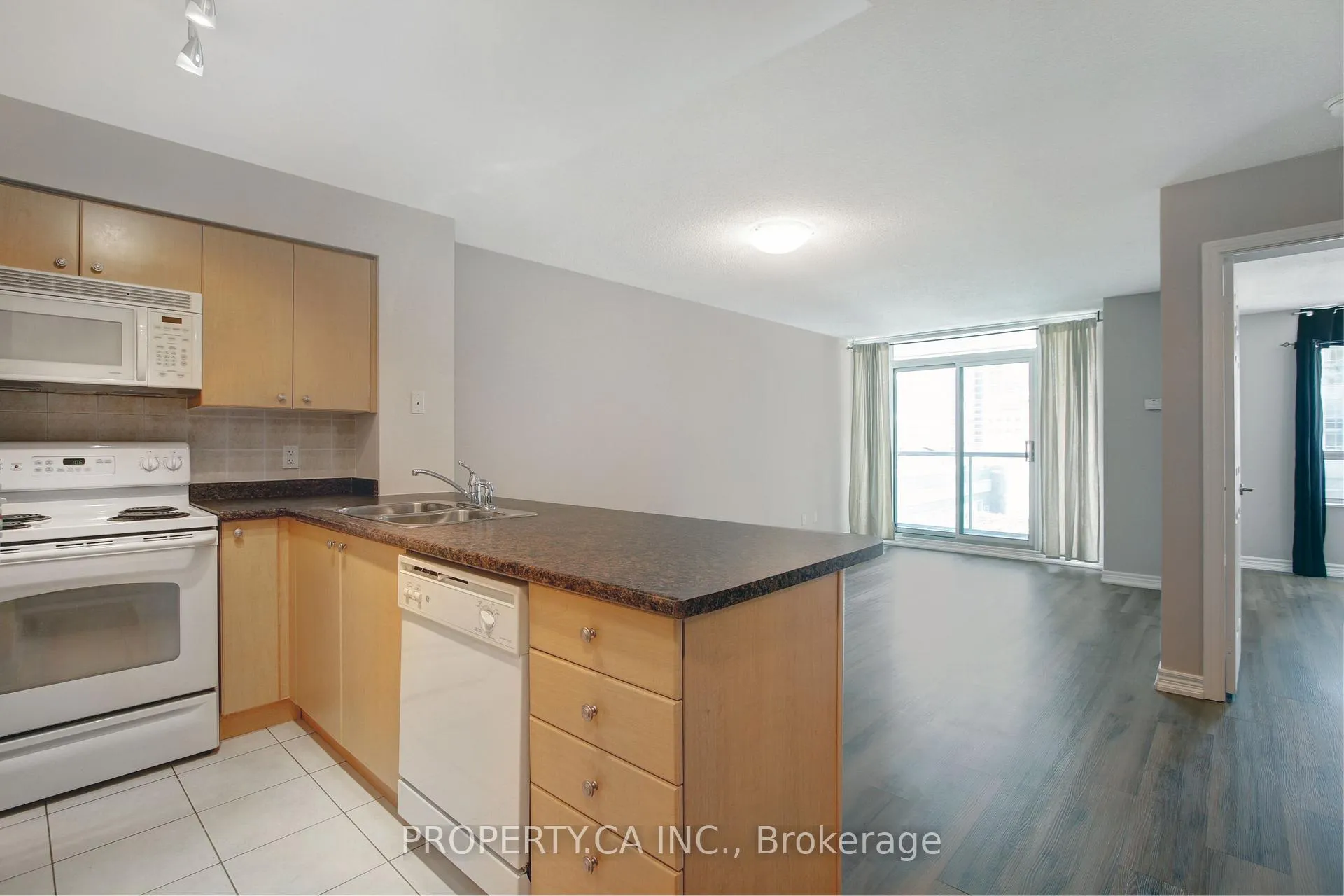 Photo 4 of Unit 905, 30 Grand Trunk Crescent, Toronto, Waterfront Communities — HOMEH