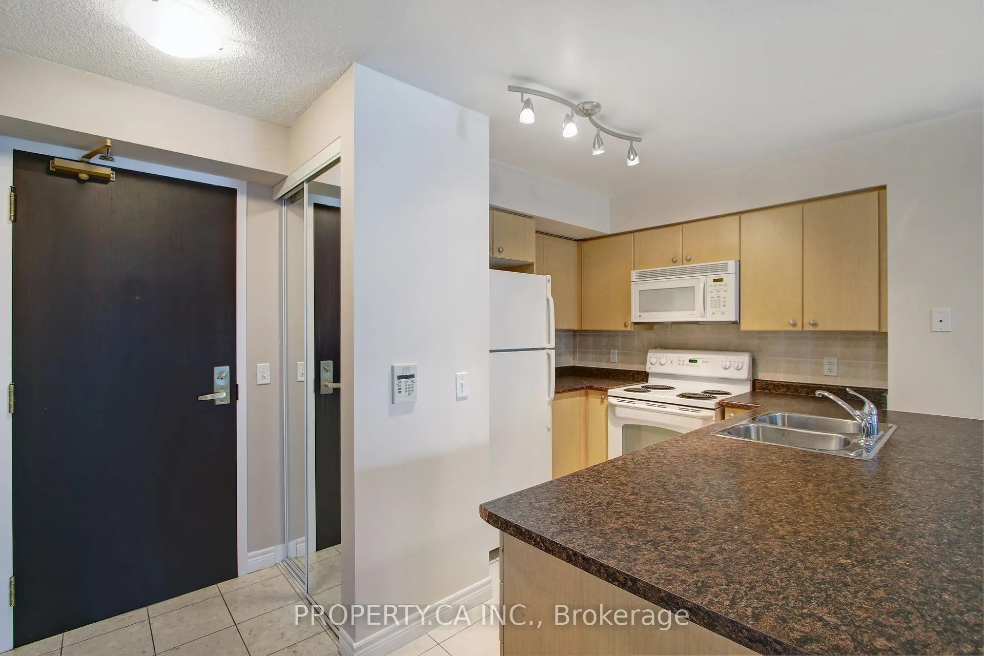 Photo 5 of Unit 905, 30 Grand Trunk Crescent, Toronto, Waterfront Communities — HOMEH