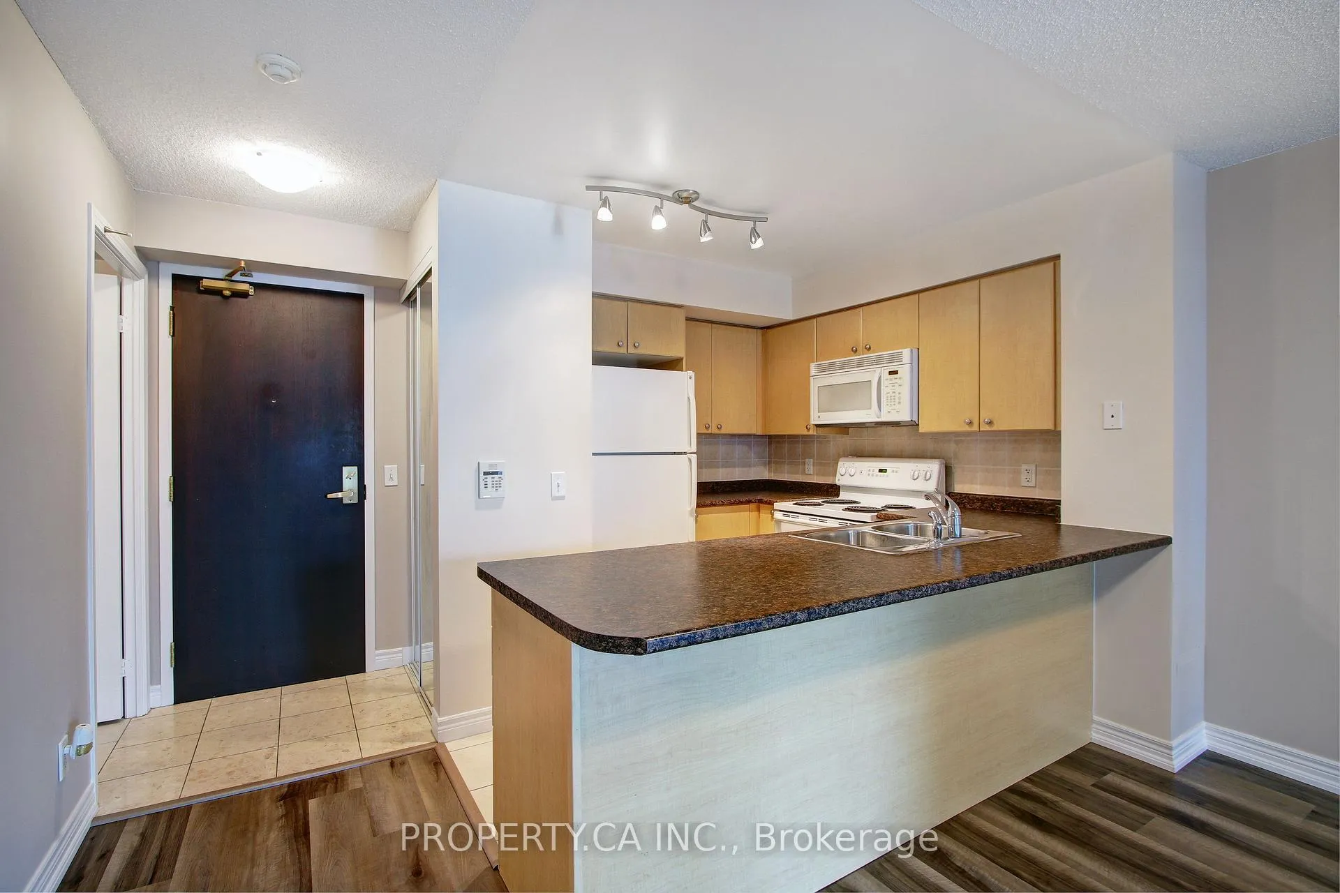 Photo 6 of Unit 905, 30 Grand Trunk Crescent, Toronto, Waterfront Communities — HOMEH