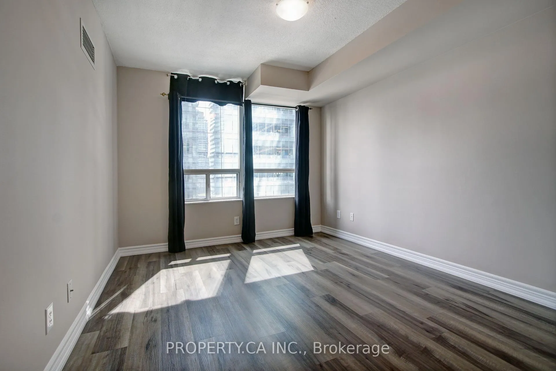 Photo 13 of Unit 905, 30 Grand Trunk Crescent, Toronto, Waterfront Communities — HOMEH