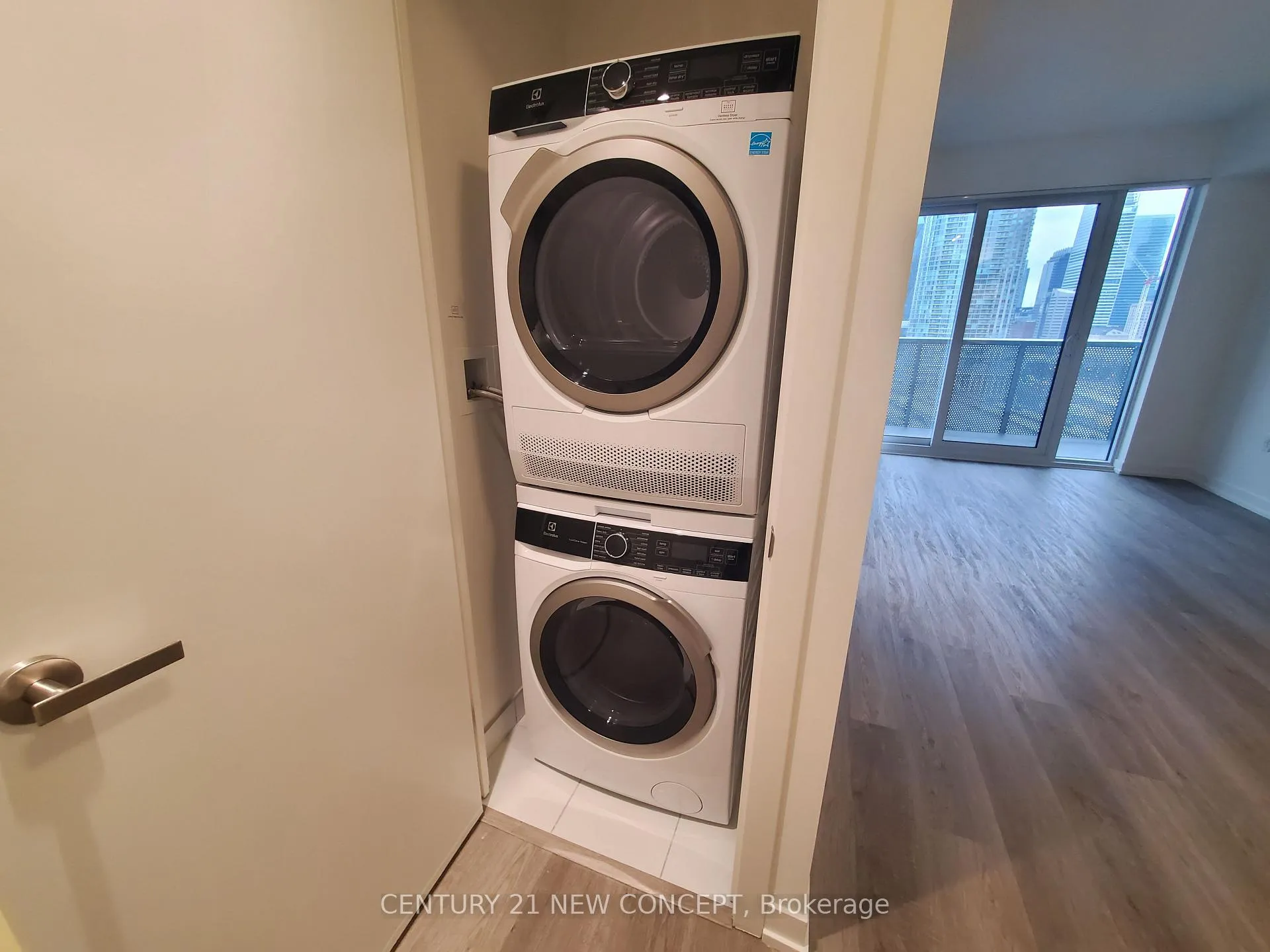 Photo 8 of Unit 1612, 55 Cooper Street, Toronto, Waterfront Communities — HOMEH