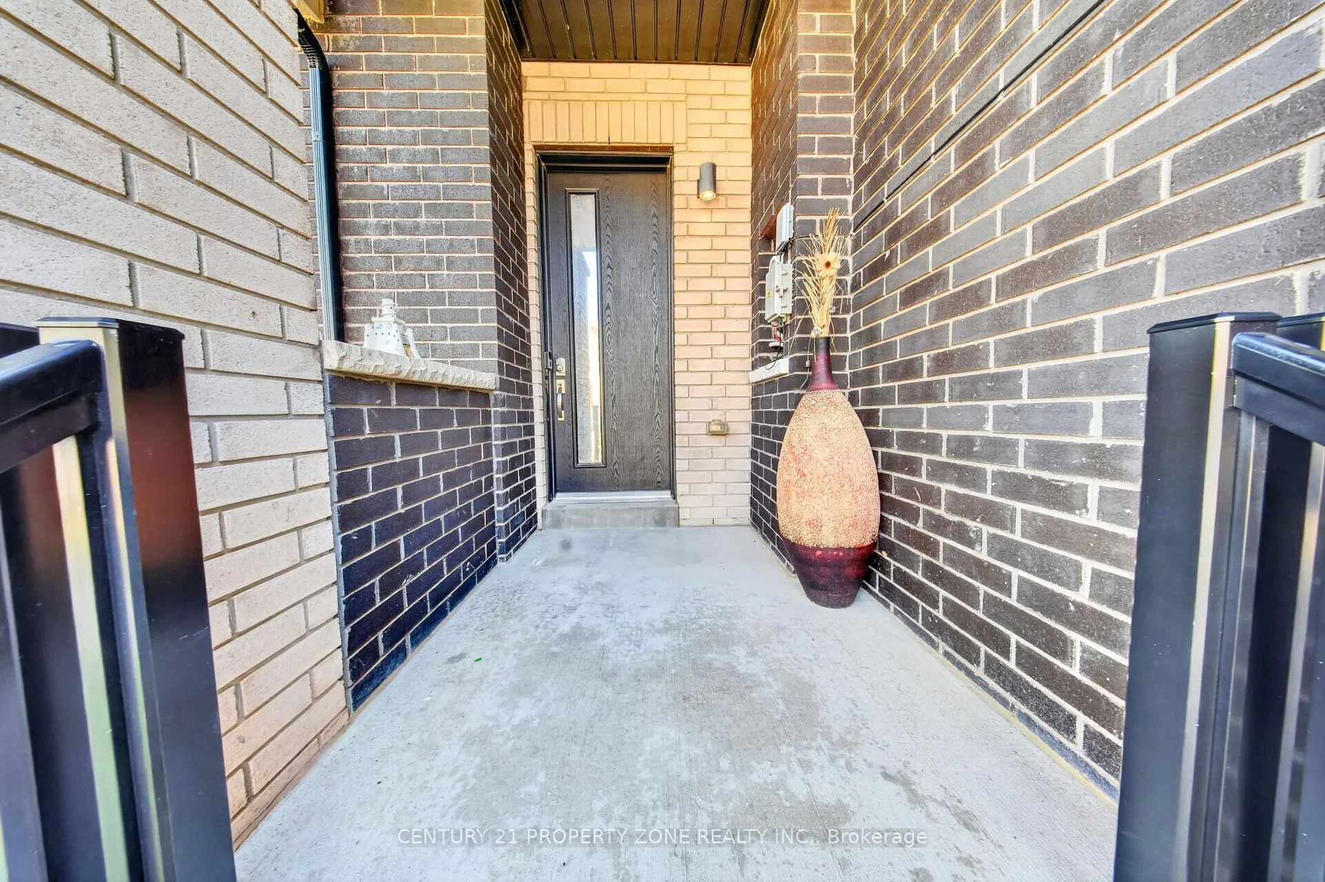 Photo 2 of Unit 303, 22 Miltary Crescent E, Brampton, Westgate — HOMEH