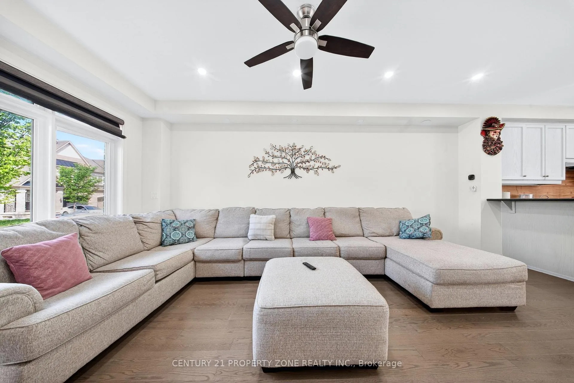 Photo 5 of Unit 303, 22 Miltary Crescent E, Brampton, Westgate — HOMEH