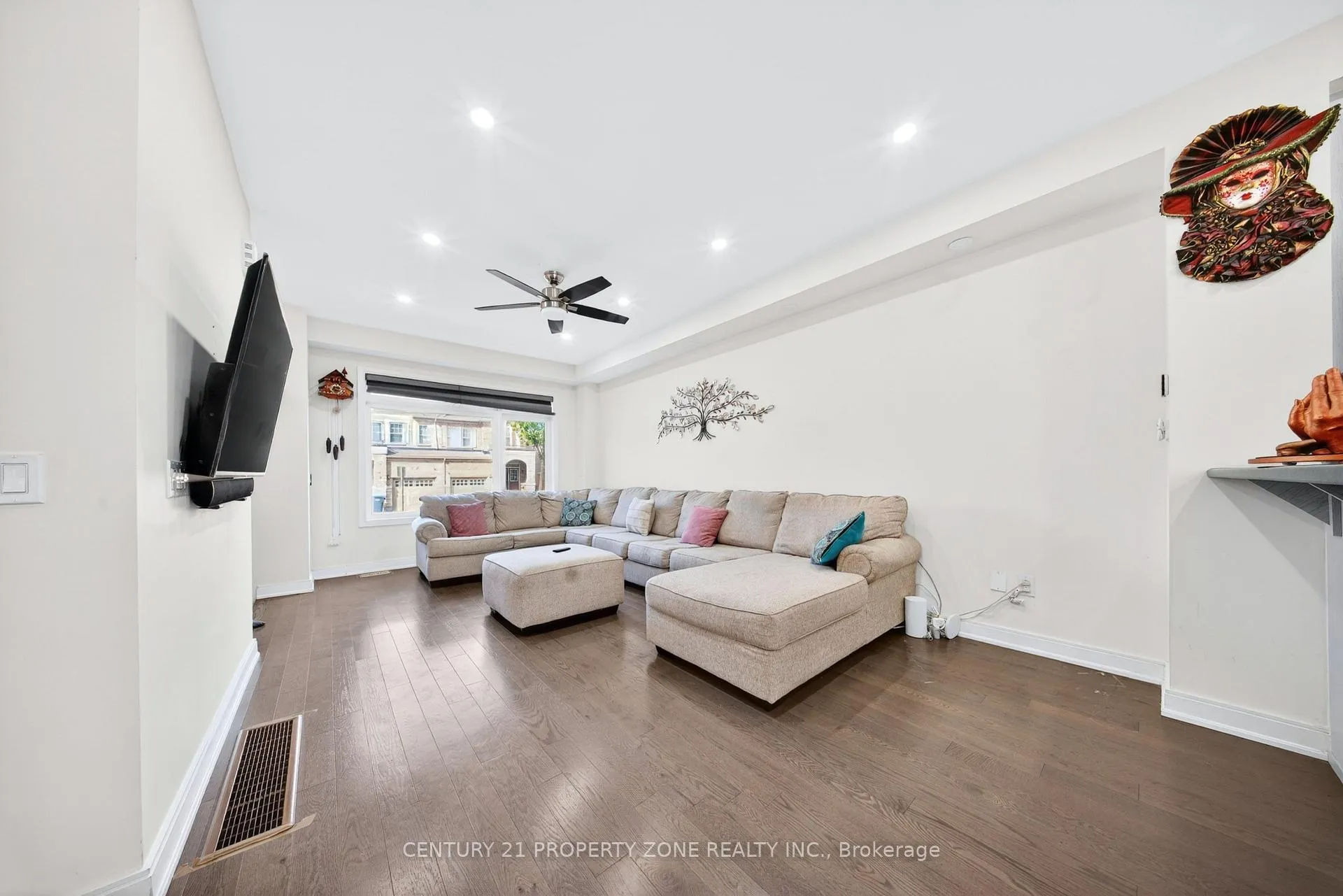 Photo 6 of Unit 303, 22 Miltary Crescent E, Brampton, Westgate — HOMEH