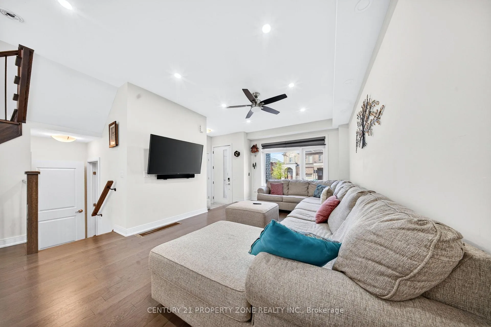 Photo 7 of Unit 303, 22 Miltary Crescent E, Brampton, Westgate — HOMEH