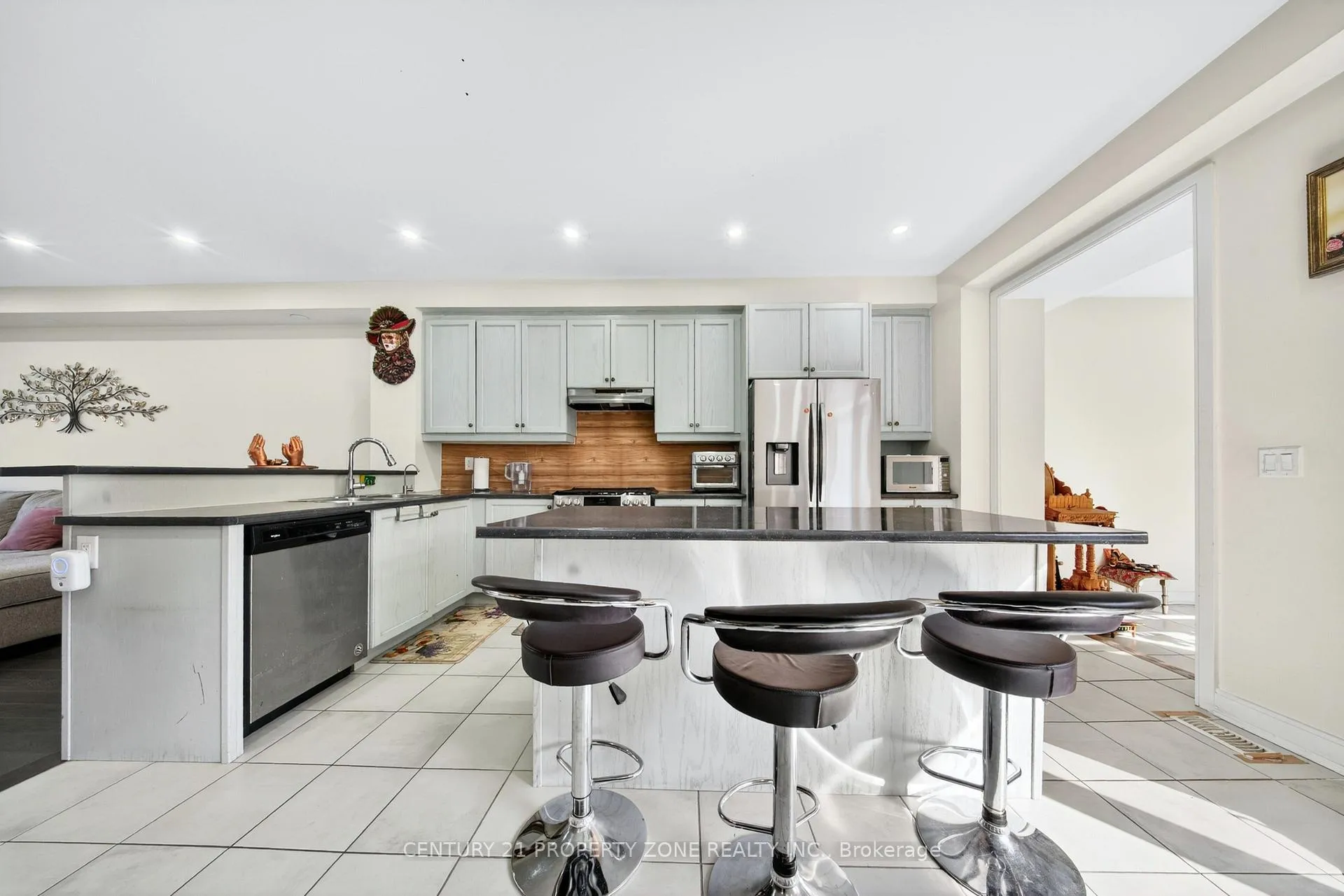 Photo 10 of Unit 303, 22 Miltary Crescent E, Brampton, Westgate — HOMEH