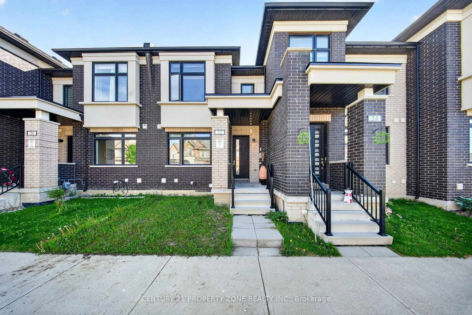 Photo 1 of Unit 303, 22 Miltary Crescent E, Brampton, Westgate — HOMEH