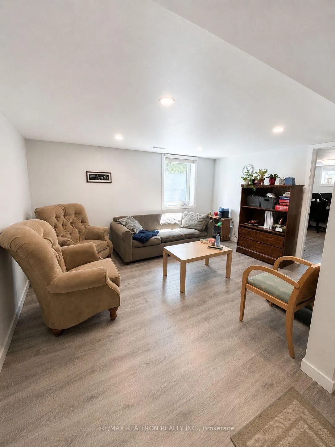 Photo 9 of Unit B, 14 Jasper Court, Kitchener, Laurentian Hills — HOMEH
