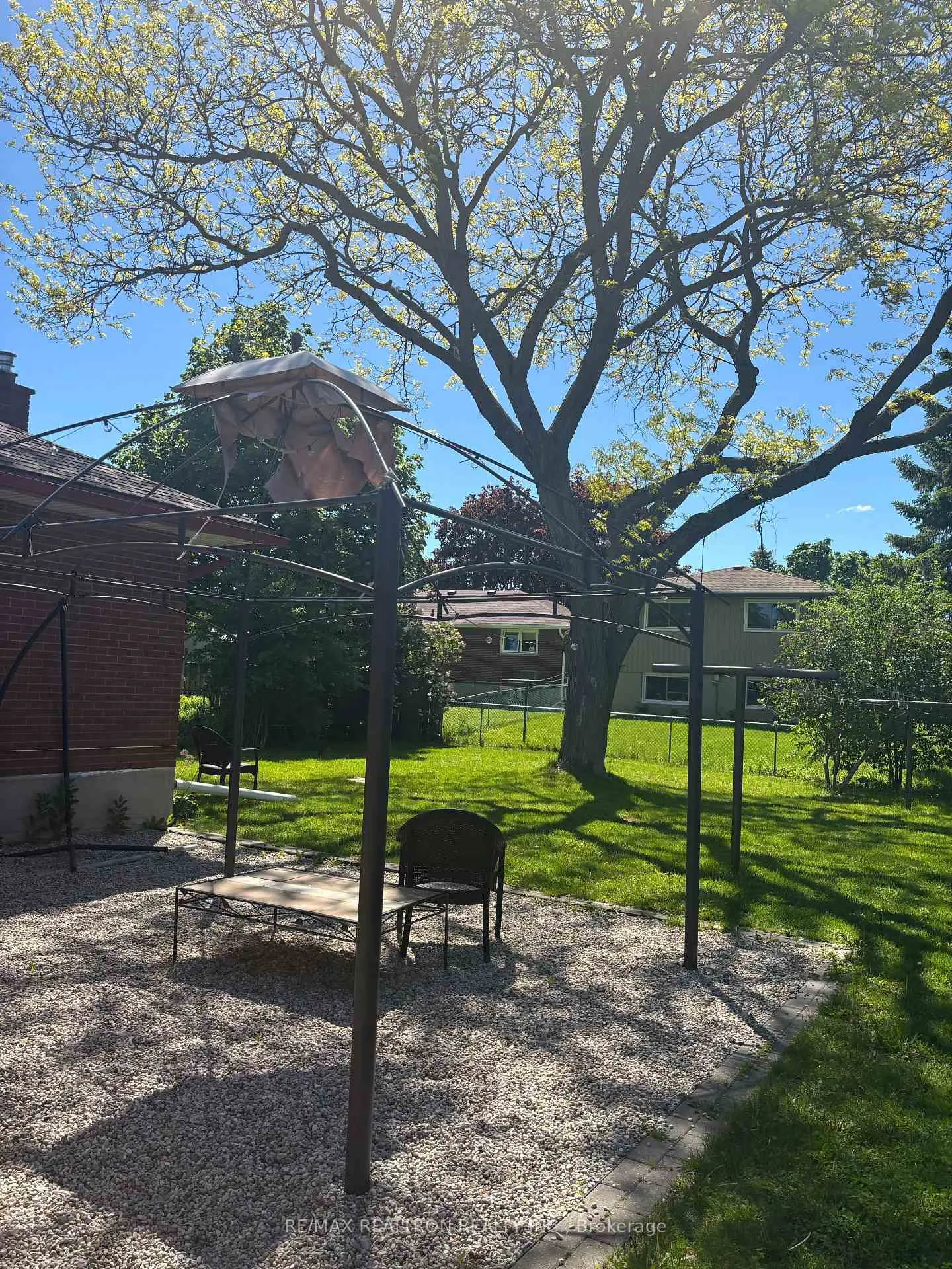 Photo 11 of Unit B, 14 Jasper Court, Kitchener, Laurentian Hills — HOMEH