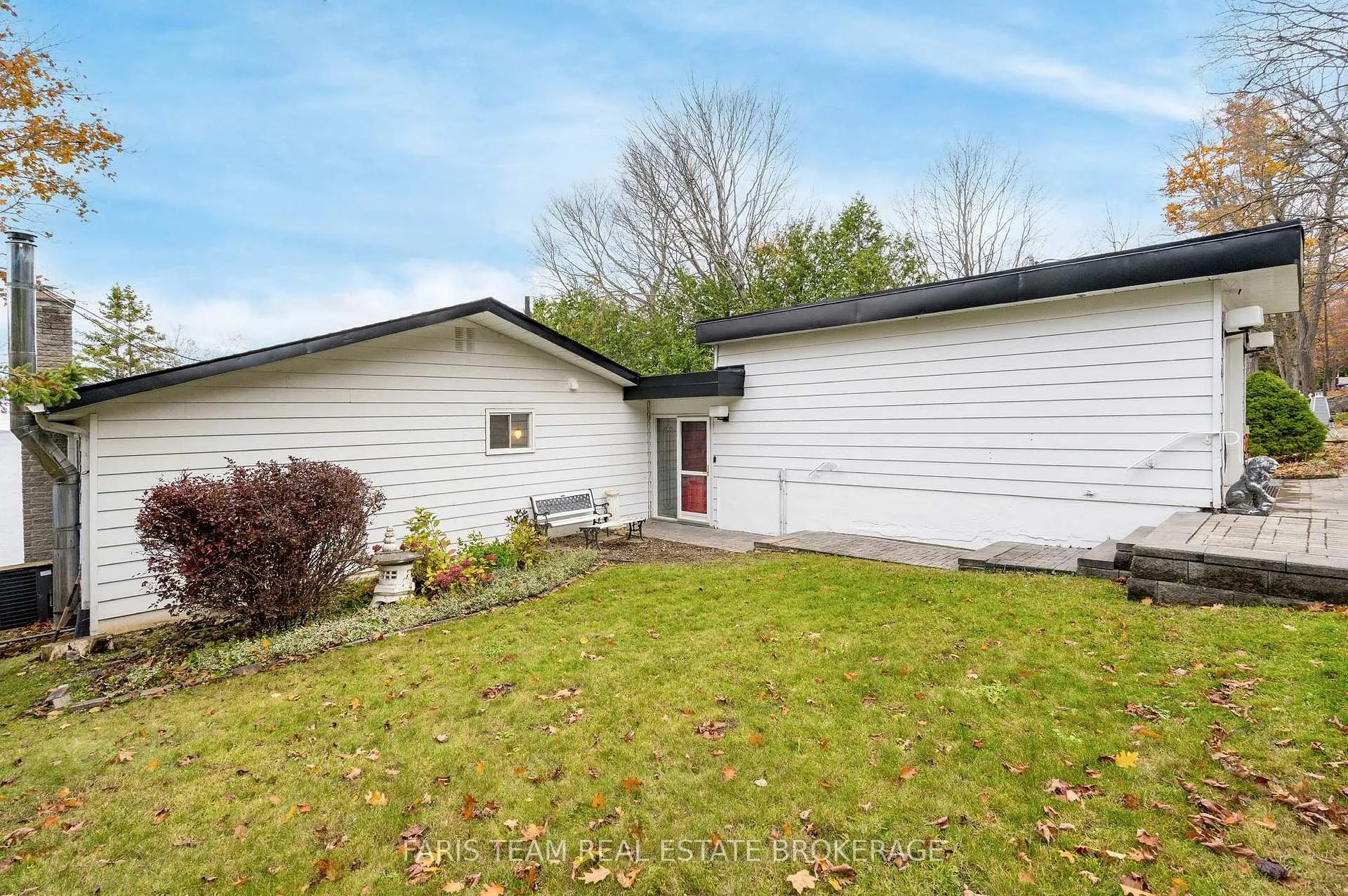 Photo 5 of 481 Islandview Lane, Midland — HOMEH